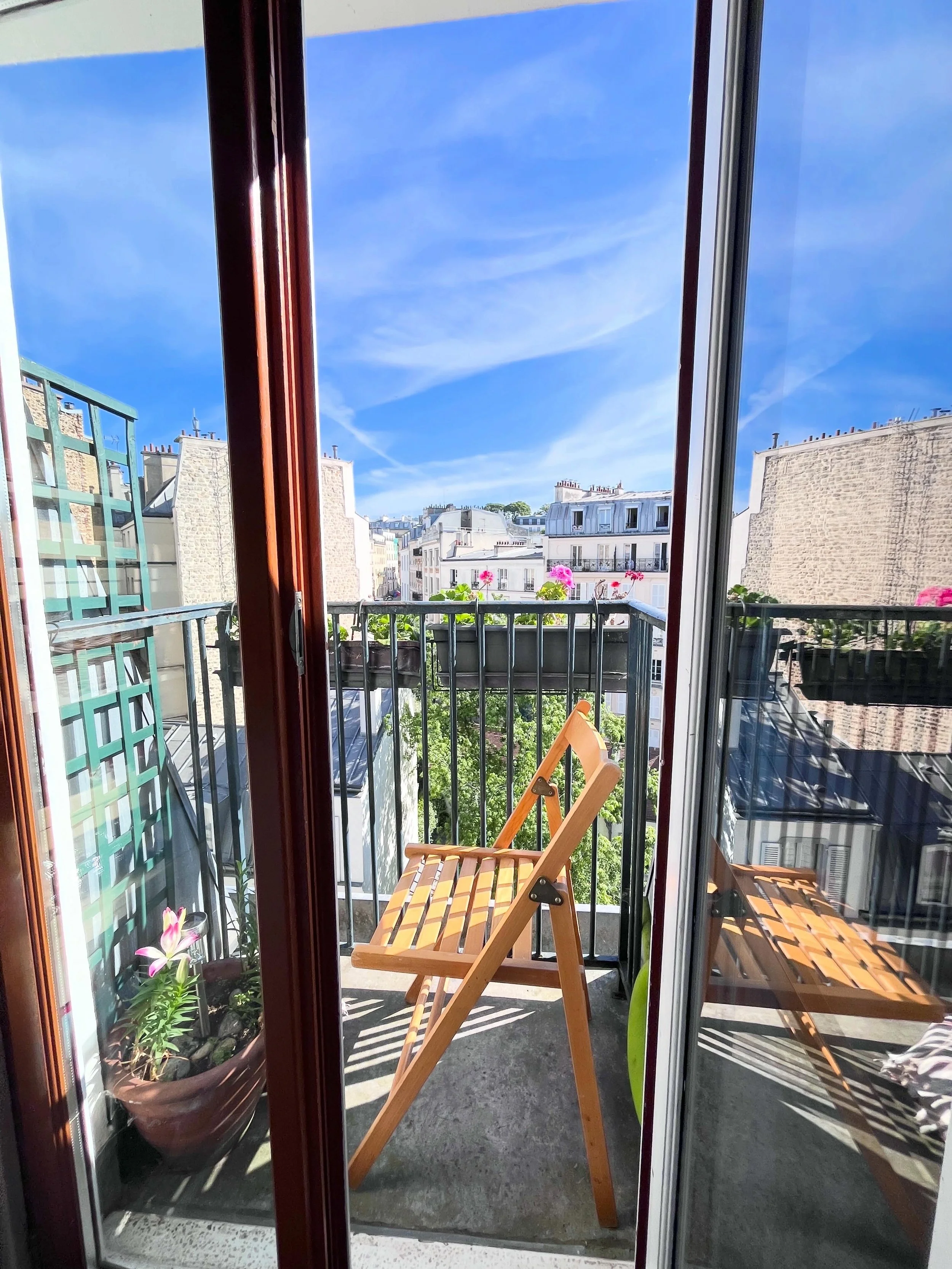 Just obsessing over my first Sunny breakfast at studio Nicole in Paris - this studio is pure sunshine and happiness ✨💛

And its not breaky without without eggs for this Aussie! 🥰 did you know Studio Nicole has TWO balconies??

Ps the Paris heatwave