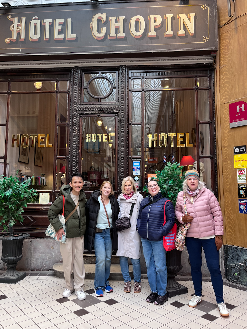 Alvin meeting all the Solo Travellers on the Meet Up Experience, adding his expertise and tough guiding us through the streets of Paris haring his tips - March 2026