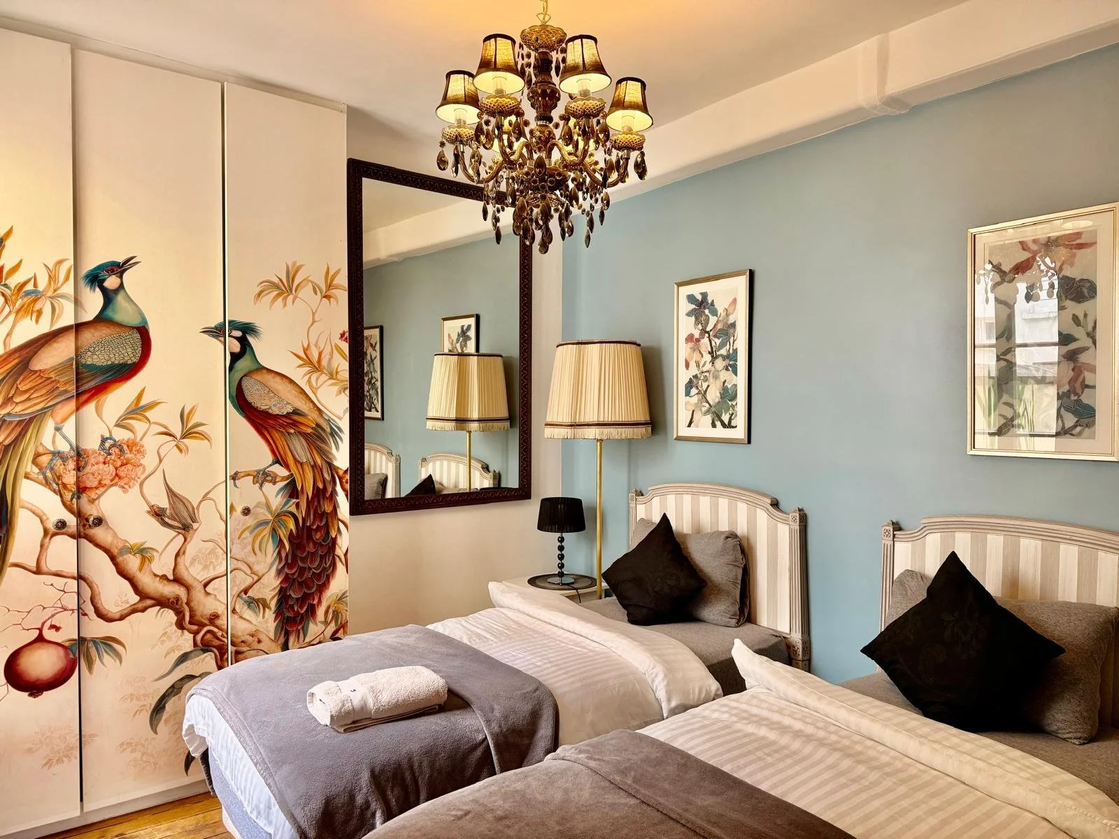 Petite Paris Apartment Alvene - a gorgeous classic 2 bedroom self contained apartment in the centre of Paris the 2eme, off Rue Montorgueil, an easy walk to all major monuments and attractions.