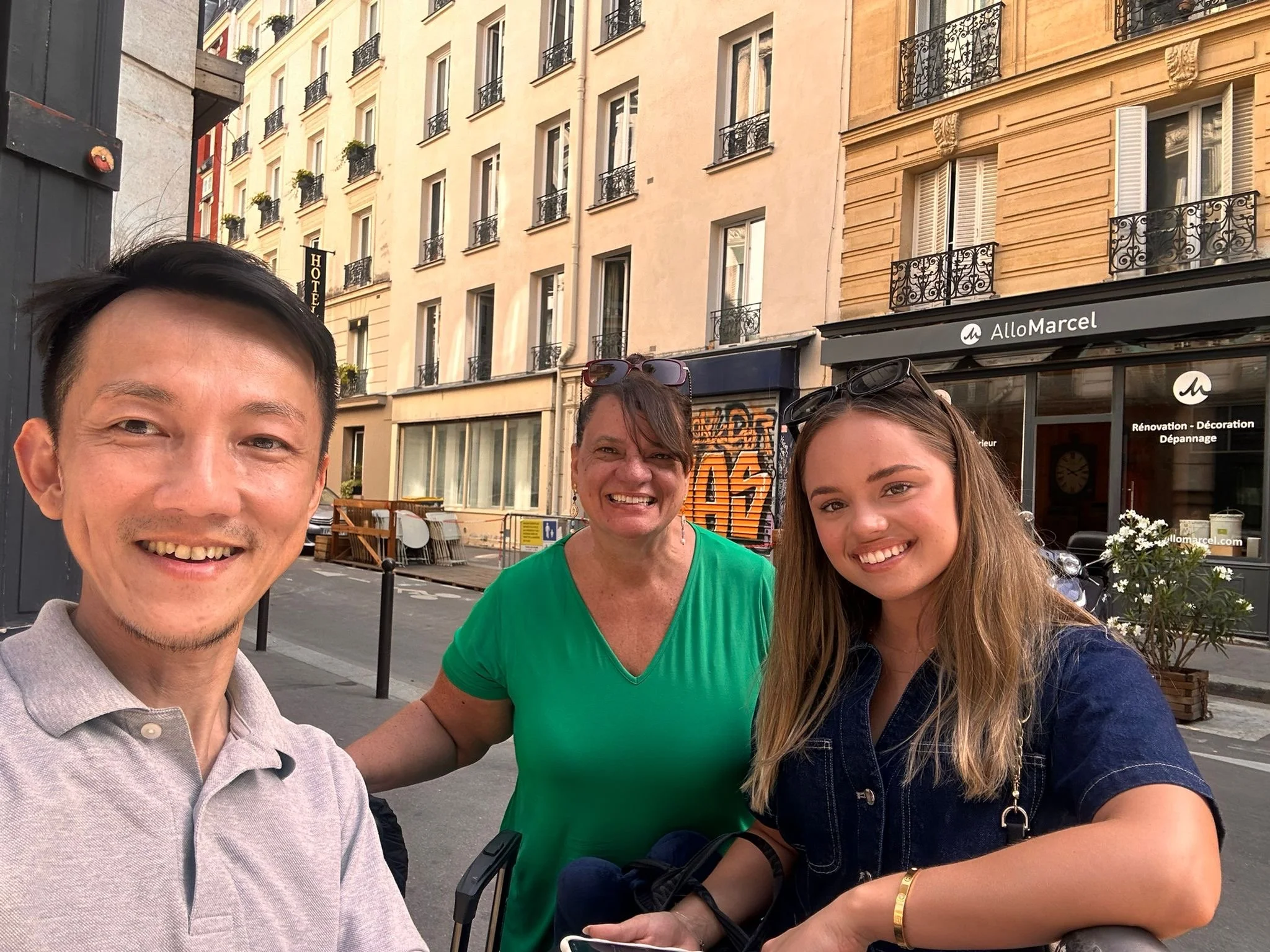 Alvene and his gorgeous mum and daughter guests - July 2025