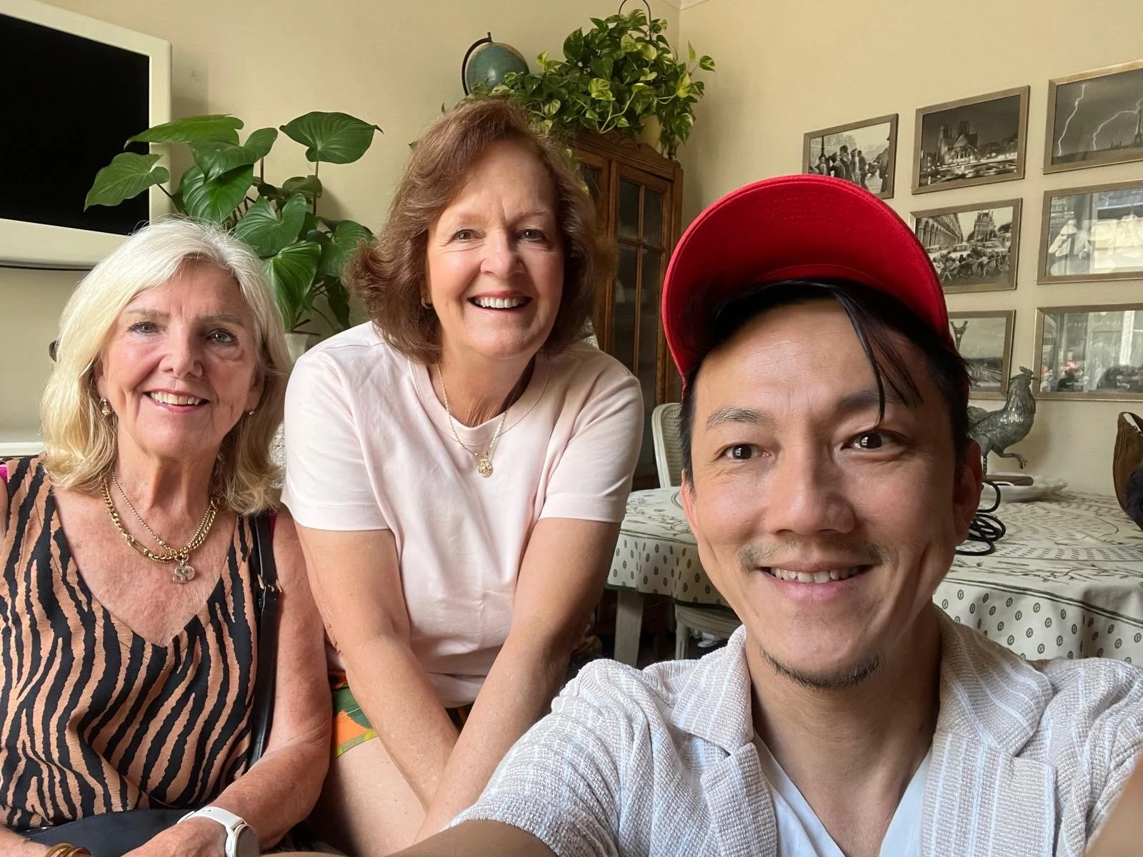 Alvin and his guests Linda and Sandy at Apt Alvin 2eme - August 2026