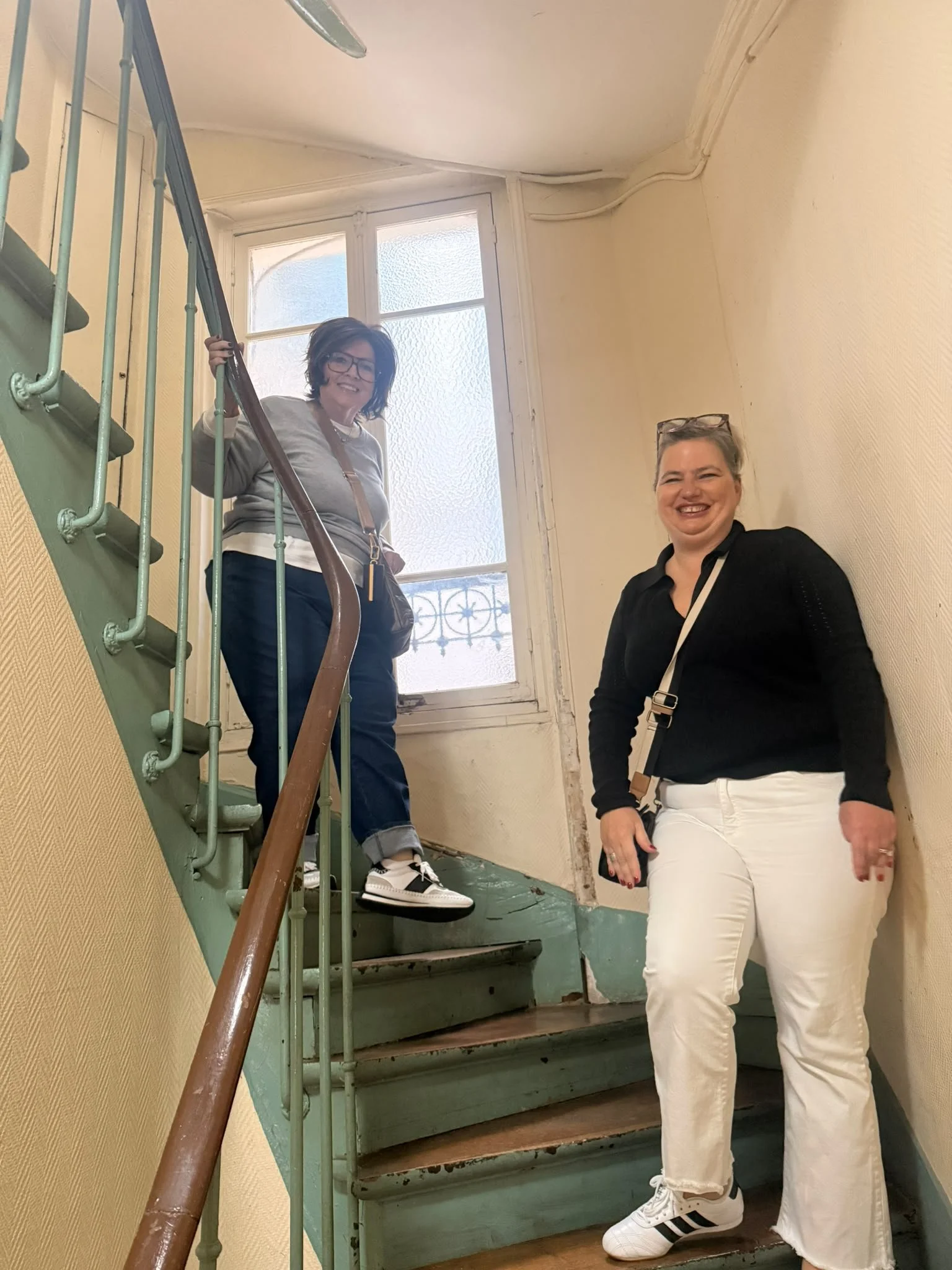 Meeting the ladies at Petite Paris Apartment Lisette. The start of the Arrival Service! 