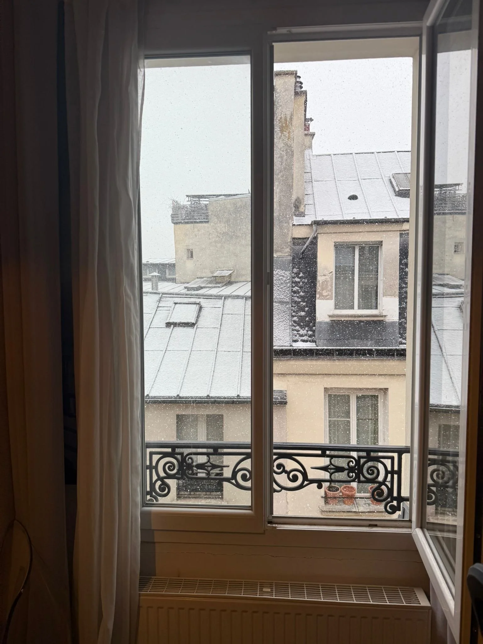 When it snows - outside the window at Apt Alvin 2eme