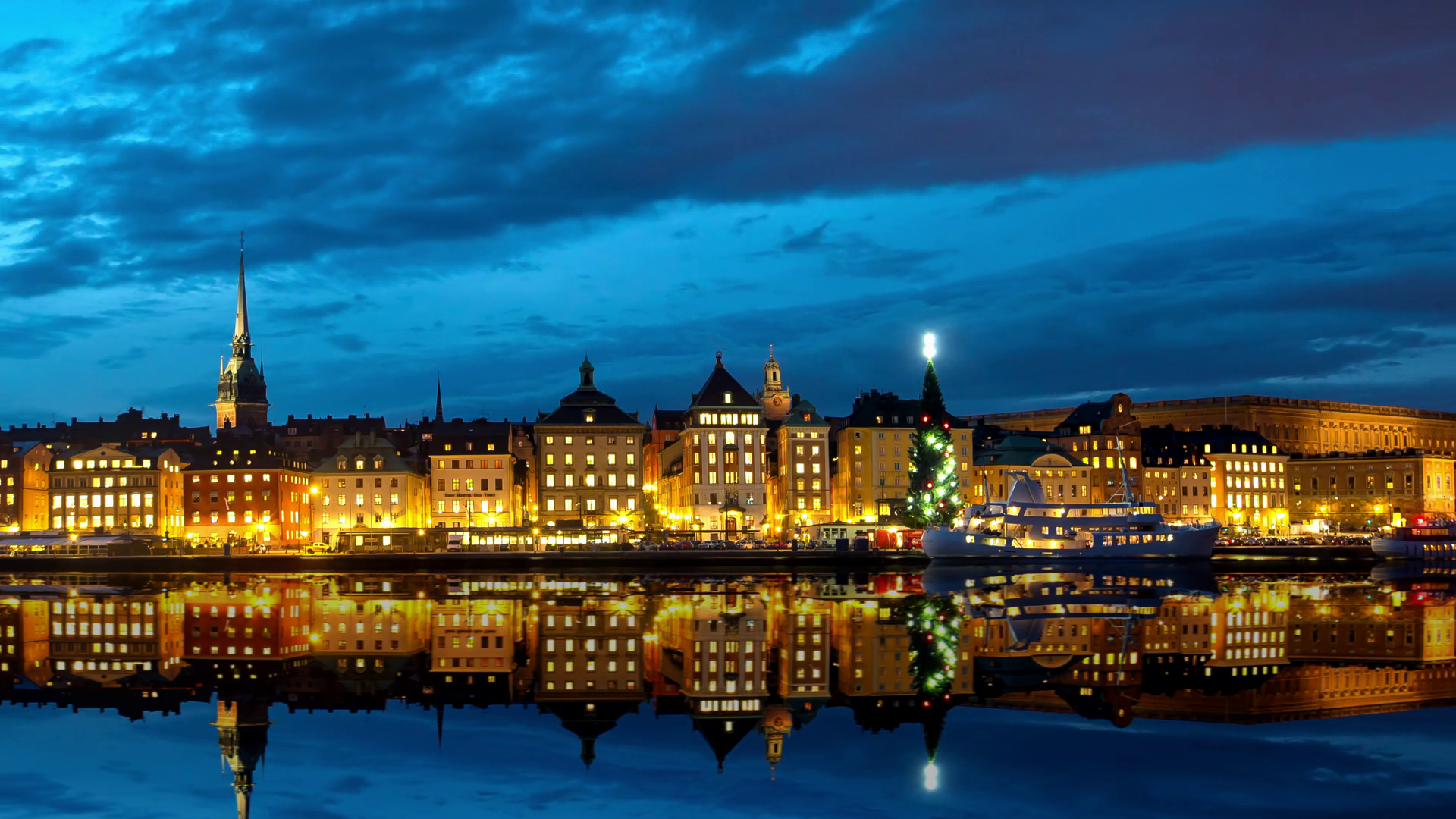 time-lapse-of-skeppsbron-a-part-of-the-old-town-in-stockholm-sweden_soys8e-gl_thumbnail-full11.png
