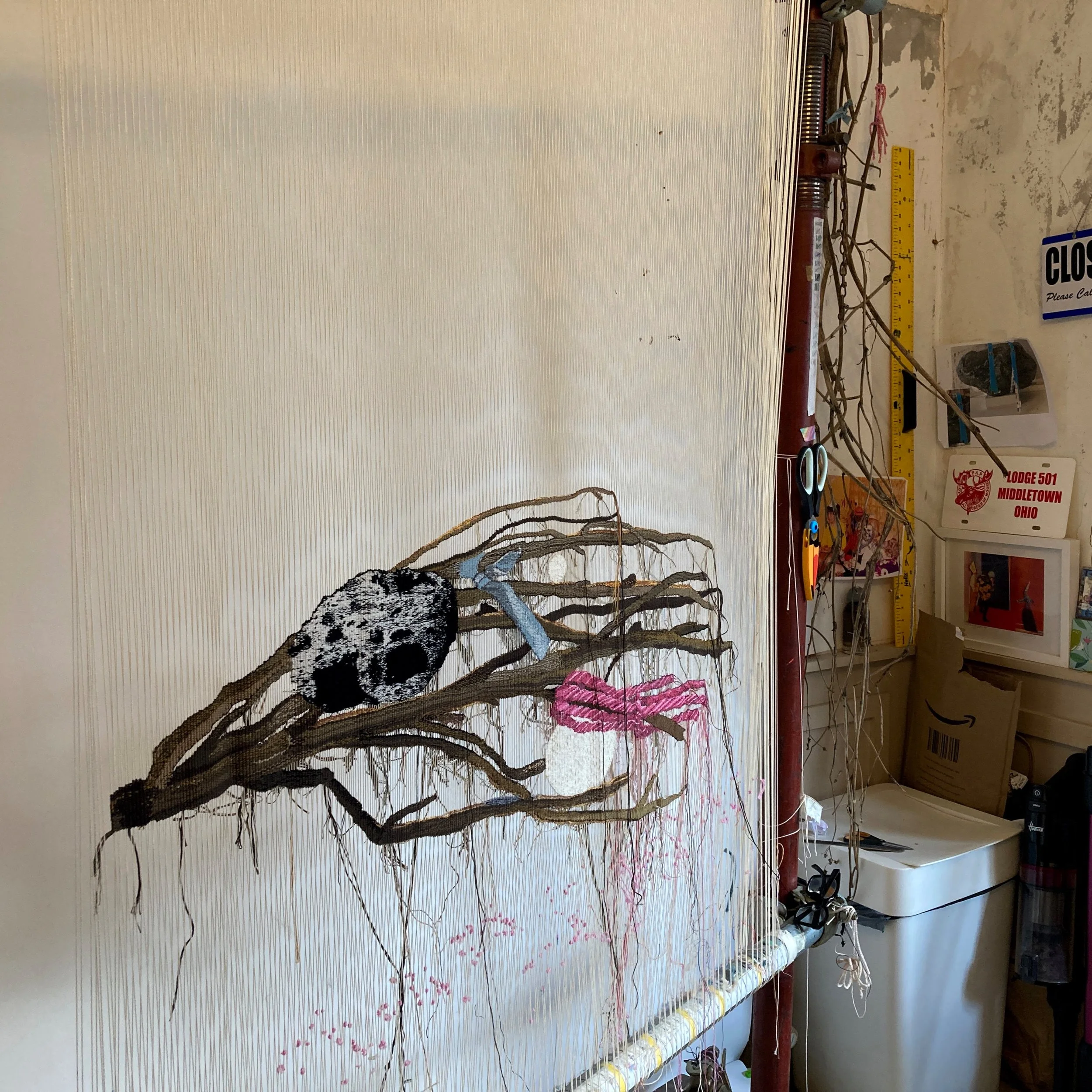 I'll be back in the studio weaving very soon. That makes me very happy ! Some of you may know that I damaged my right hand / middle finger and have not been able to use my right hand very effectively. Three months later and physio (thanks QEQM) full 