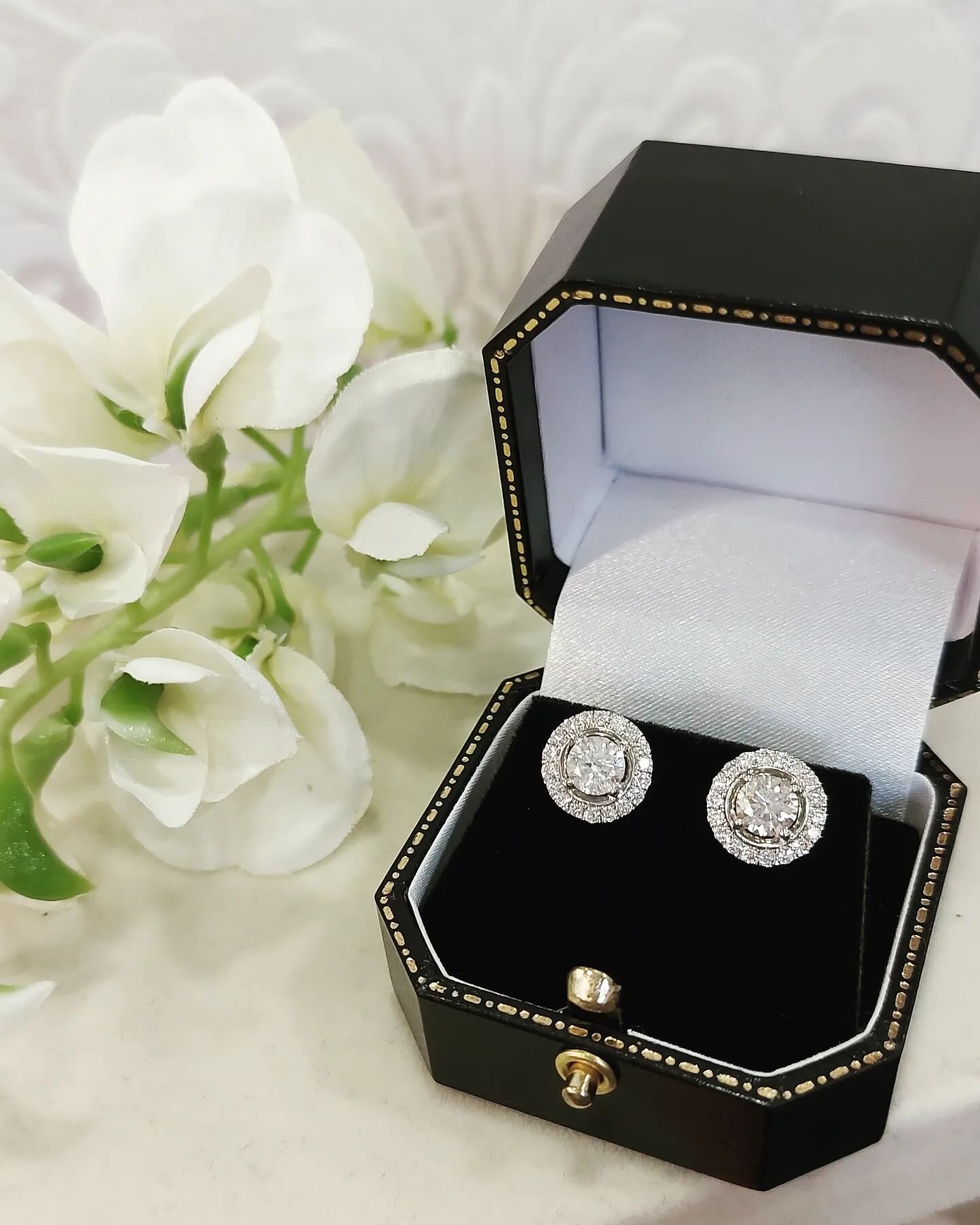 Stunning round brilliant cut diamond halo earrings 💎 
.
.
.
.
#cartersjewellers #lovediamonds #diamondjewellery #diamondspecialist #marketplacebolton #jewellersofbolton #diamondearrings