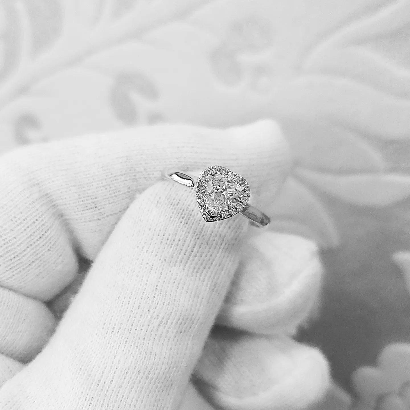 Just arrived from our workshop, this stunning 18ct white gold diamond heart shape diamond surrounded by a beautiful diamond halo 🤍
.
.
.
.
#lovejewellery #lovediamonds #heartcutdiamond #engagementrings #weddingjewellery #lovediamonds #matketplacebol