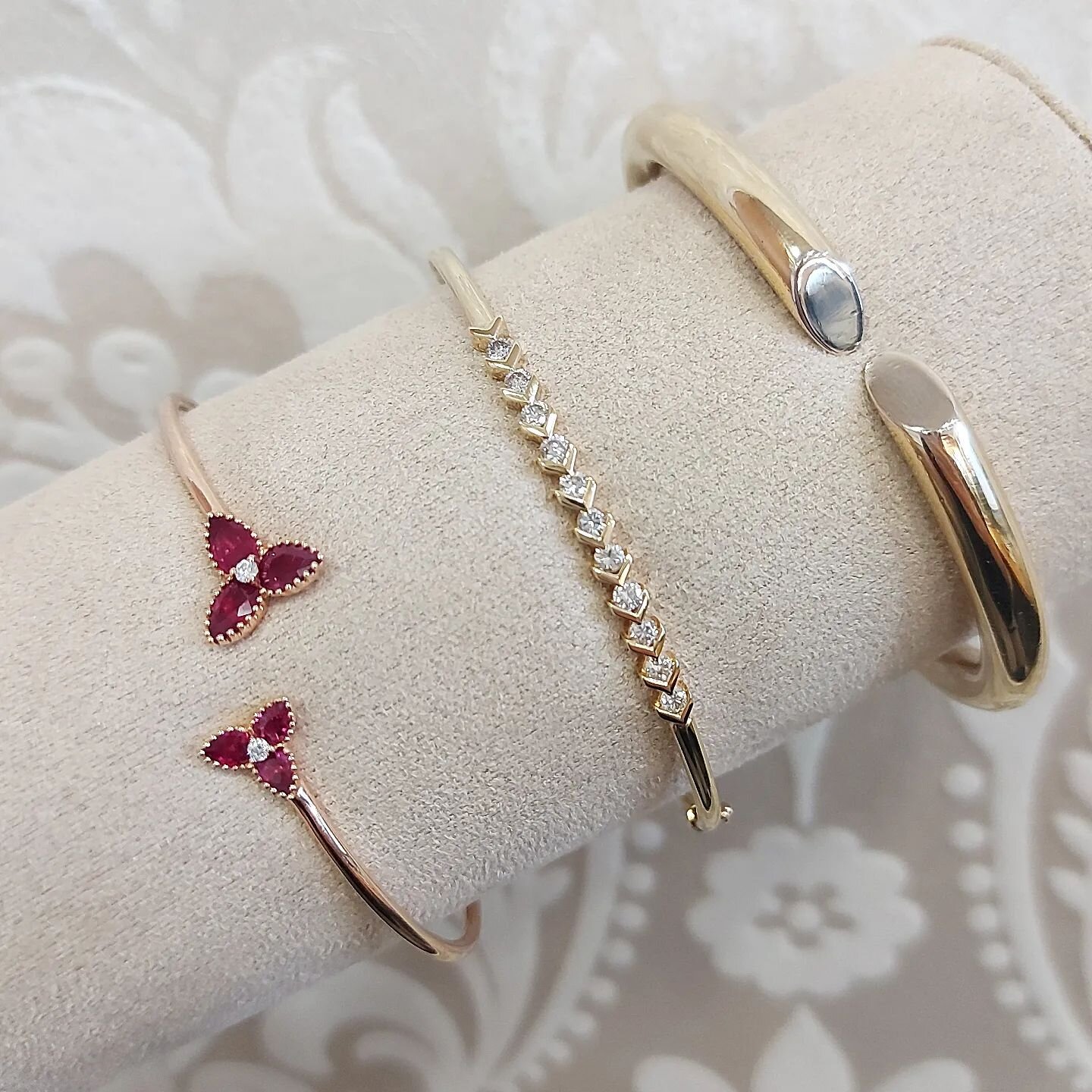 Beautiful collection of 18ct yellow gold bangles in store.... ❤️
.
.
.
.
.
#lovejewellery #lovediamonds #jewellersofbolton #cartersjewellers #diamondbangles #18ctgold #diamondandruby #newandprelovedjewellery