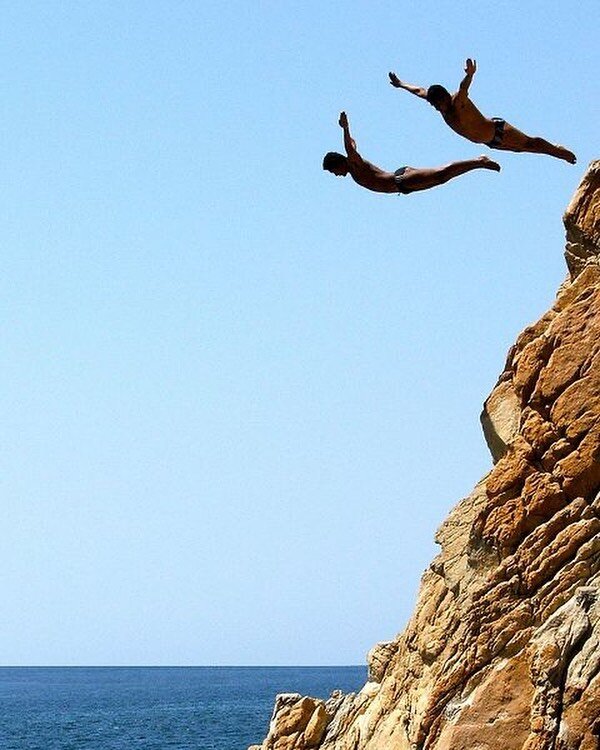 Dive in. Face first. It&rsquo;s the weekend and it feels so good. 🙌🏼

One of the best -known tourist attractions  Acapulco &ldquo;La Quebrada&rdquo;, where brave cliff divers risk their lives to follow the tradition, generation after generation.

?
