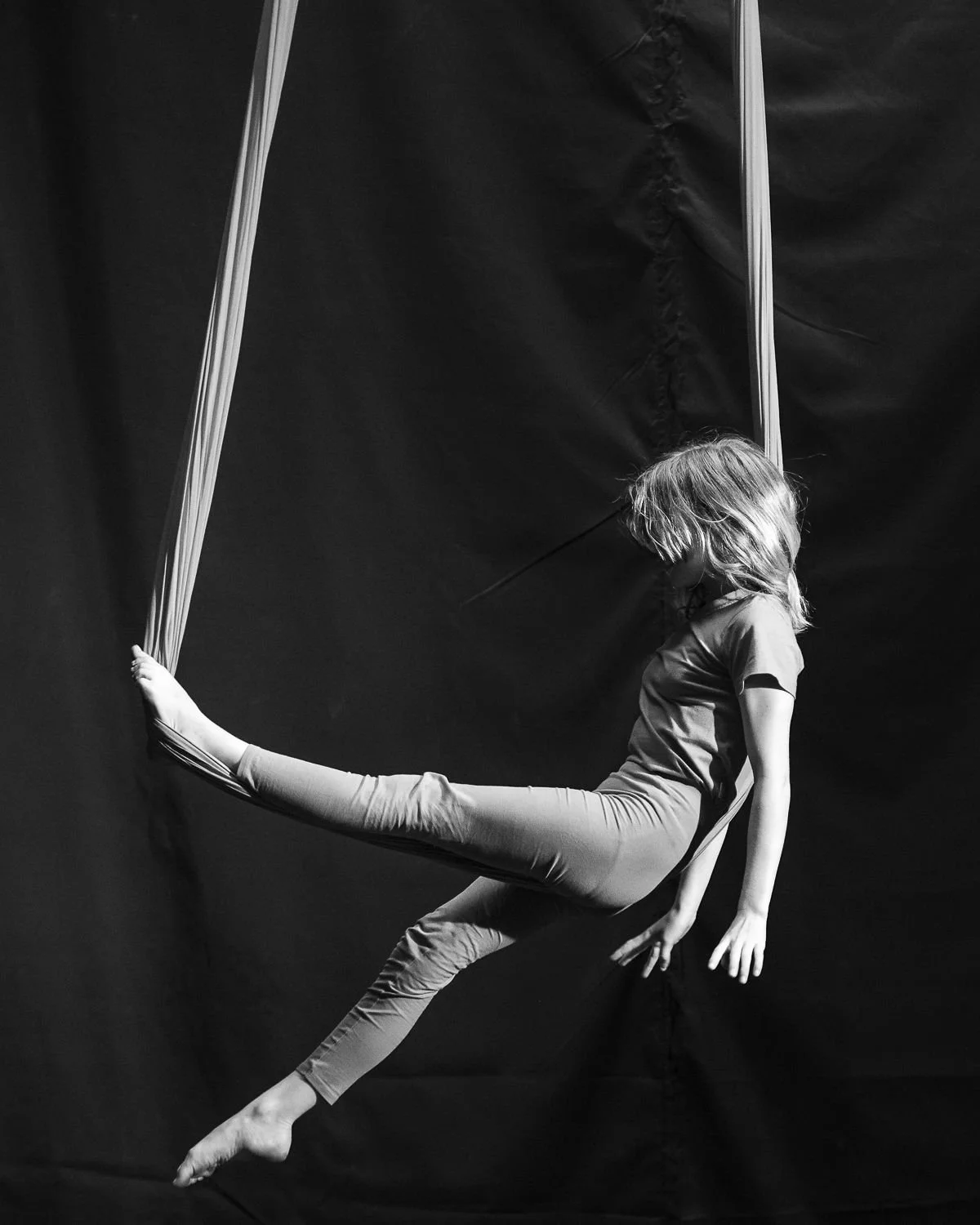 Image of an aerialist at Syrcas Byd Bach