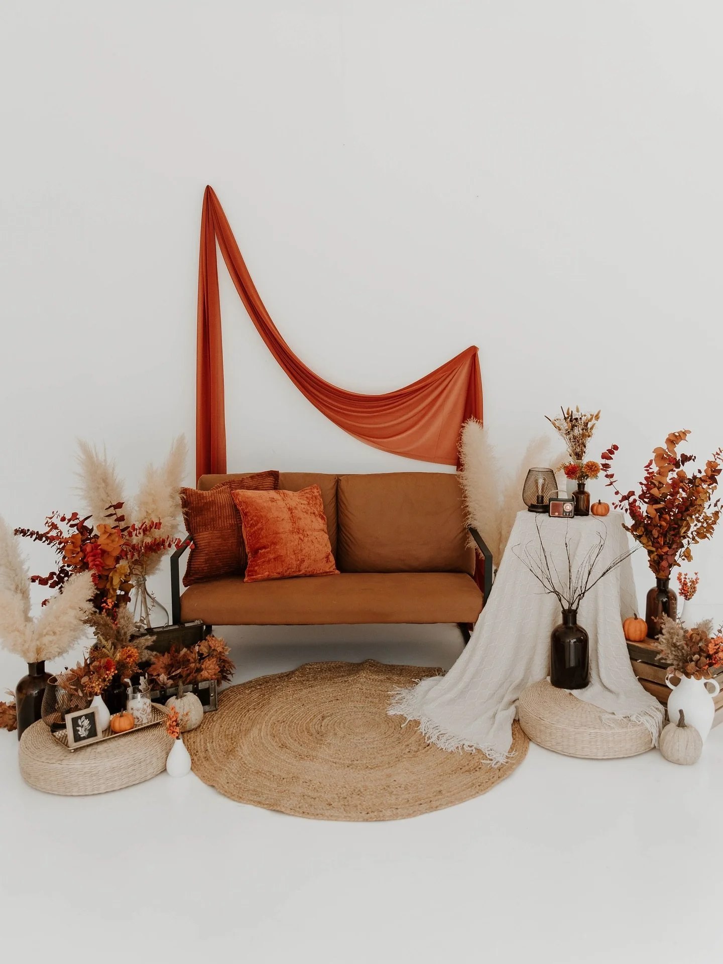 Fall has officially hit @solomonsstudio and we are so excited to see how our renters will create with this set! Thank you to our wonderful friend at @wicked_stems for your wonderful vision and design! 

This set is in the studio until October 26th! ?