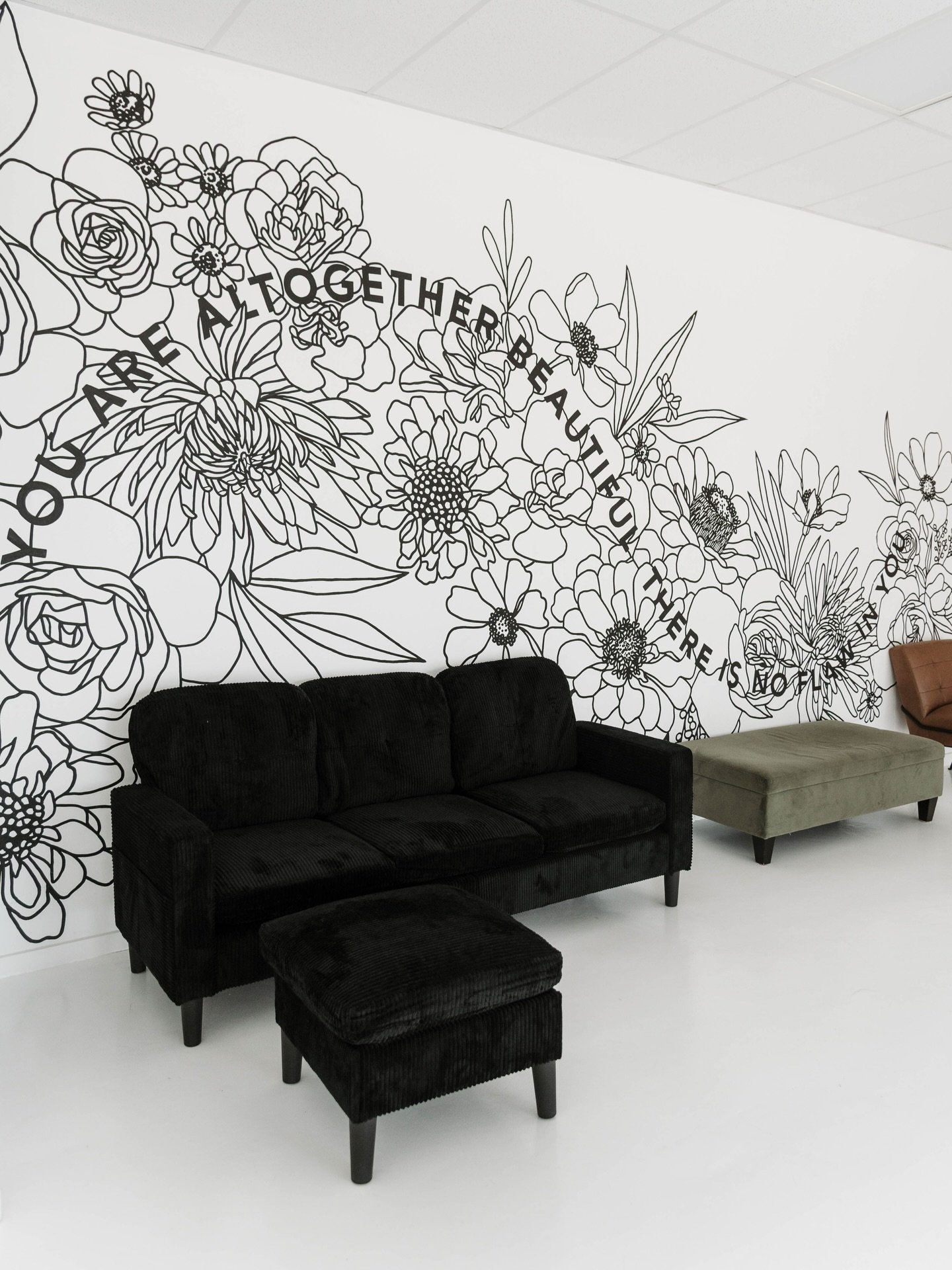 Some cutie new pieces that have arrived to the studio that we are finally sharing here! 

🖤 a black velvet lifestyle sofa with a matching and removable chaise

🤎 a brown modern leather chair with black metal accents 

As always we love and cannot w