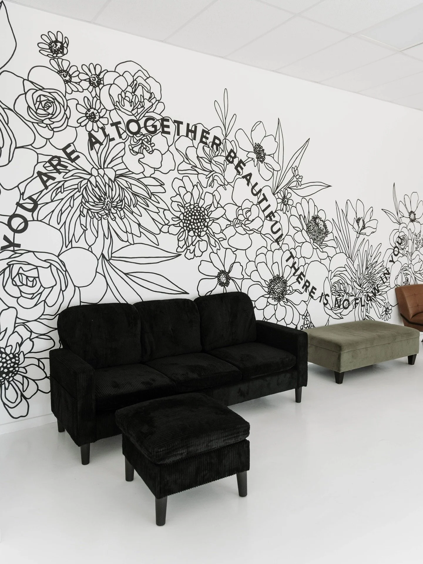 Some cutie new pieces that have arrived to the studio that we are finally sharing here! 

🖤 a black velvet lifestyle sofa with a matching and removable chaise

🤎 a brown modern leather chair with black metal accents 

As always we love and cannot w