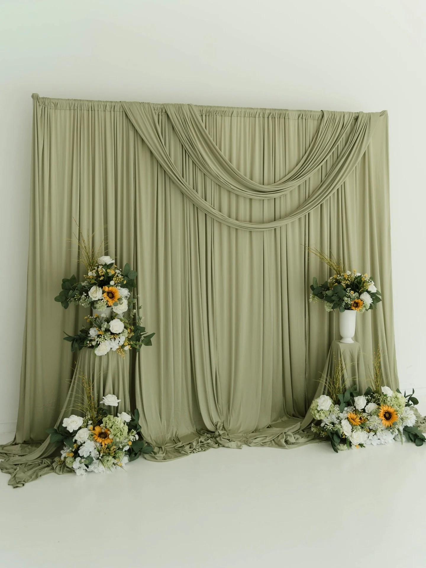 Spring has sprung at @solomonsstudio! 🌼
Thanks to our wonderful friend at @radianceeventstx for designing this gorgeous set! In the studio through Mother&rsquo;s Day, May 10th! Perfect for all the spring and mommy and me pictures! As always, we cann