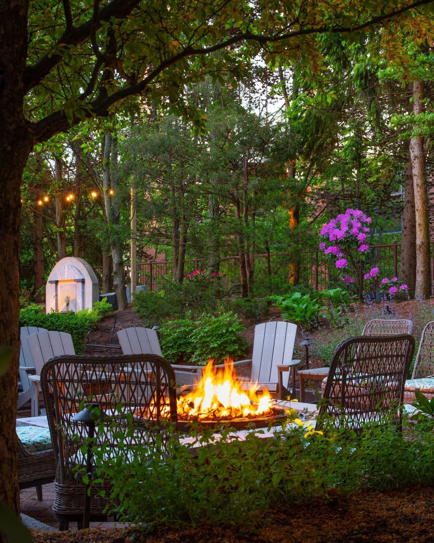 Make Mother's Day special for the moms who keep the world spinning.🌹 Start with a relaxed brunch buffet at Harbor Bistro + Terrace featuring fresh seasonal dishes, something for everyone, and that cozy dining atmosphere Mom deserves. Then step outsi