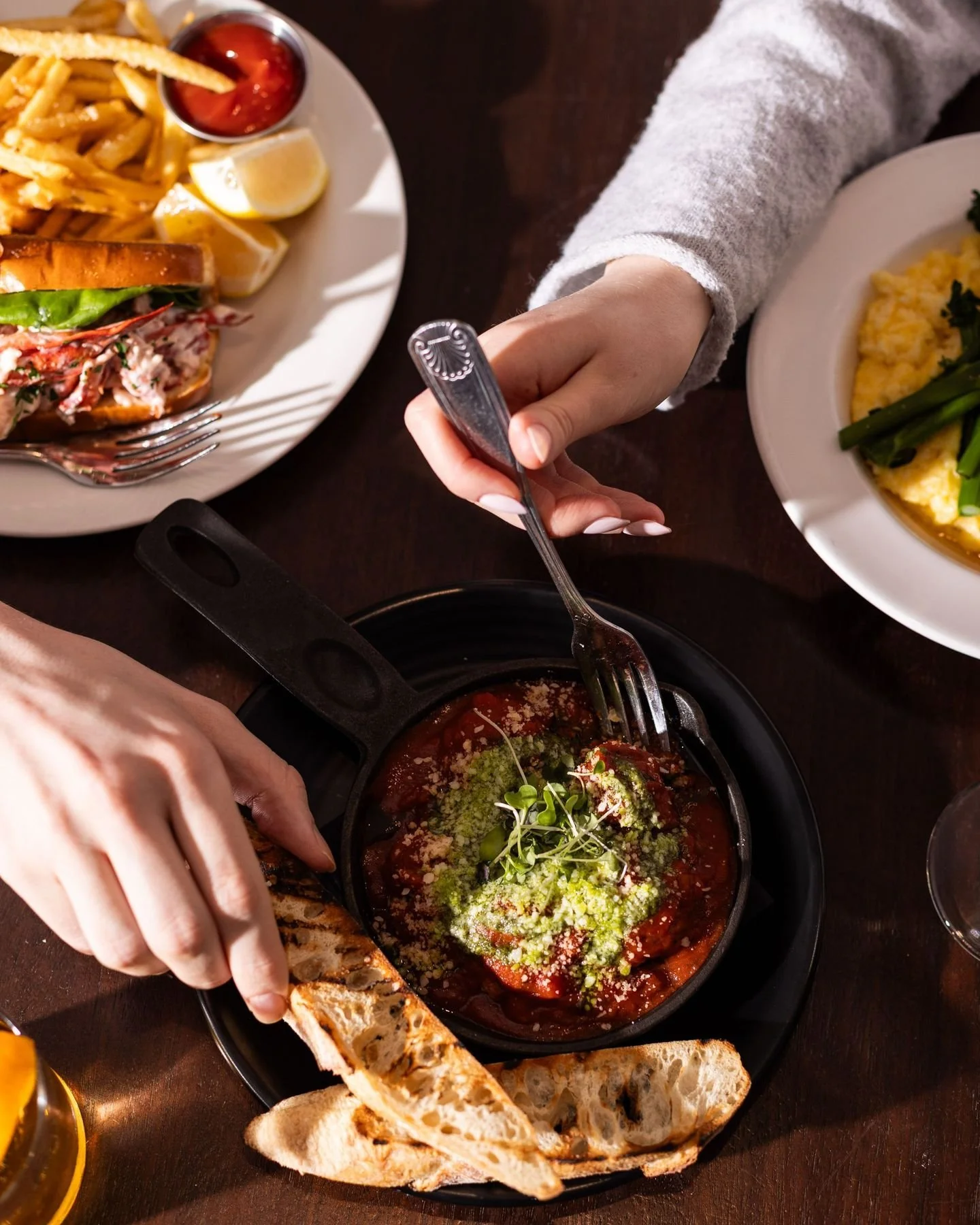 Rich, tender, and full of flavor, our house-made braised meatball is everything you&rsquo;re craving.🍴 
Finished with slow-roasted marinara, toasted pine nut pesto, and shaved aged parmesan, served alongside grilled olive oil bruschetta for the perf
