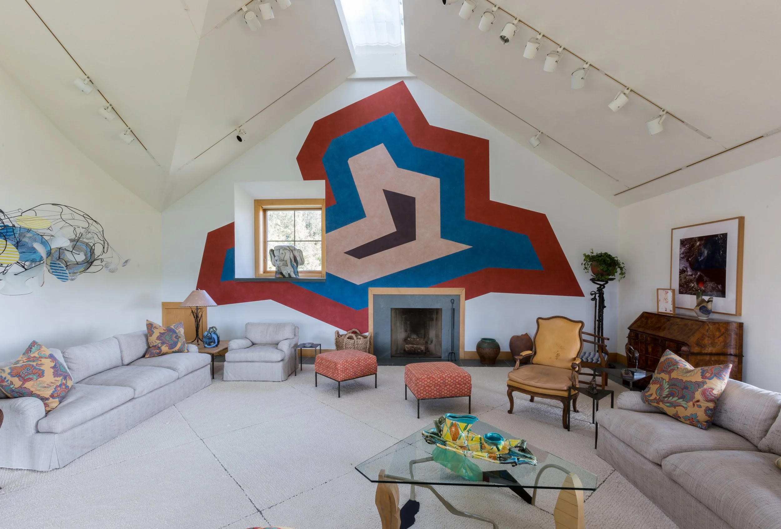 Living room with wall drawing by Sol Lewitt
Image Credit: Sarah Lyon