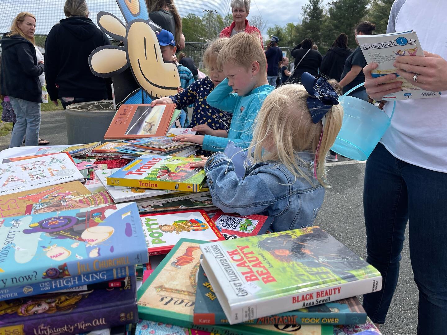 It&rsquo;s a great day to give away books, and business is BRISK!  #vcbf #farmville #egghunt #childrensbooks