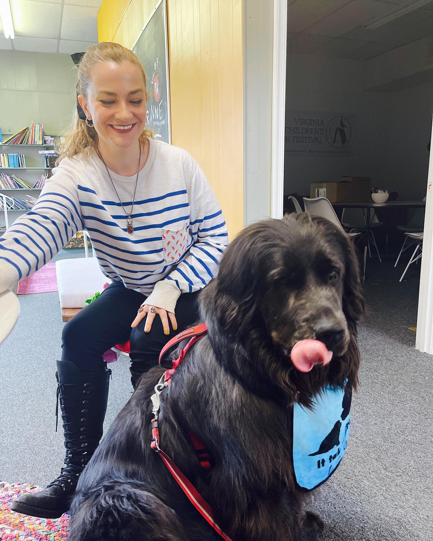 We have a very sweet (and huge!) visitor today! Welcome, Winnie!
##newfie #Newfoundland #dogstagram  #vcbf #dogsandbooks