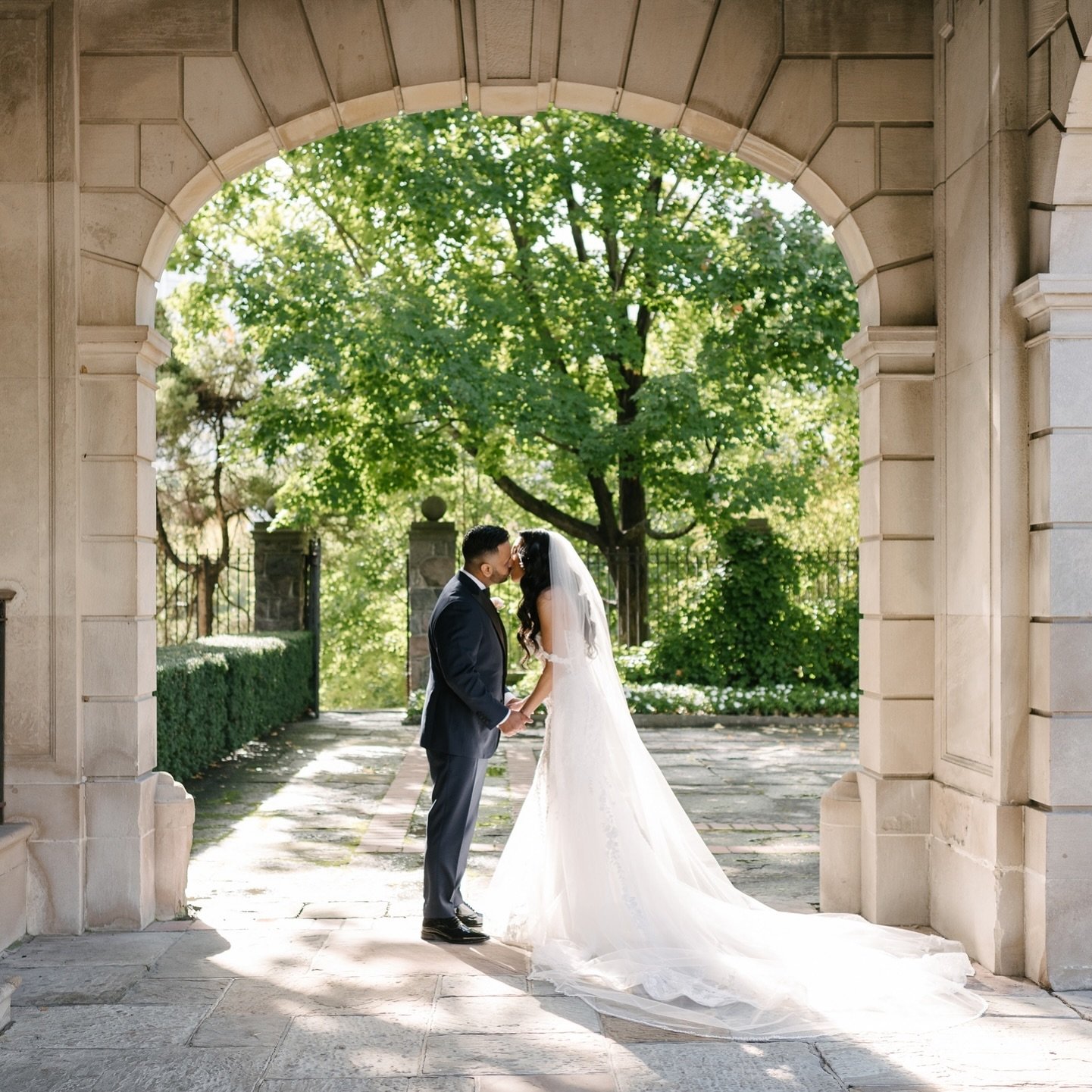 back at one of our fave venues this morning ✨ patiently waiting for the sun to shine, and the foliage to bloom (because this current weather is pissing me off right now!)

planner: @kimiaryaevents 
photo: @mangostudios 
venue: @graydonhallmanor 

#Ki