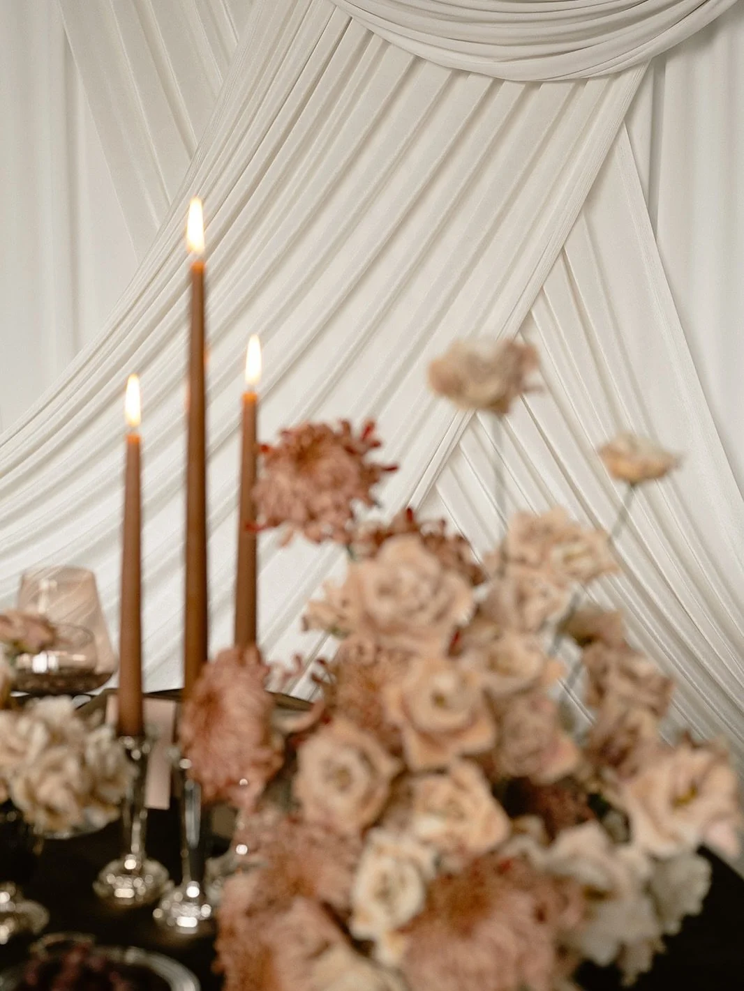 tablescape magic lives in the layers 🪄 being intentional with each element creates depth, interest, and flow. candles bring warmth, draping brings movement, florals add colour, linens and place settings add texture. custom stationery is the cherry o