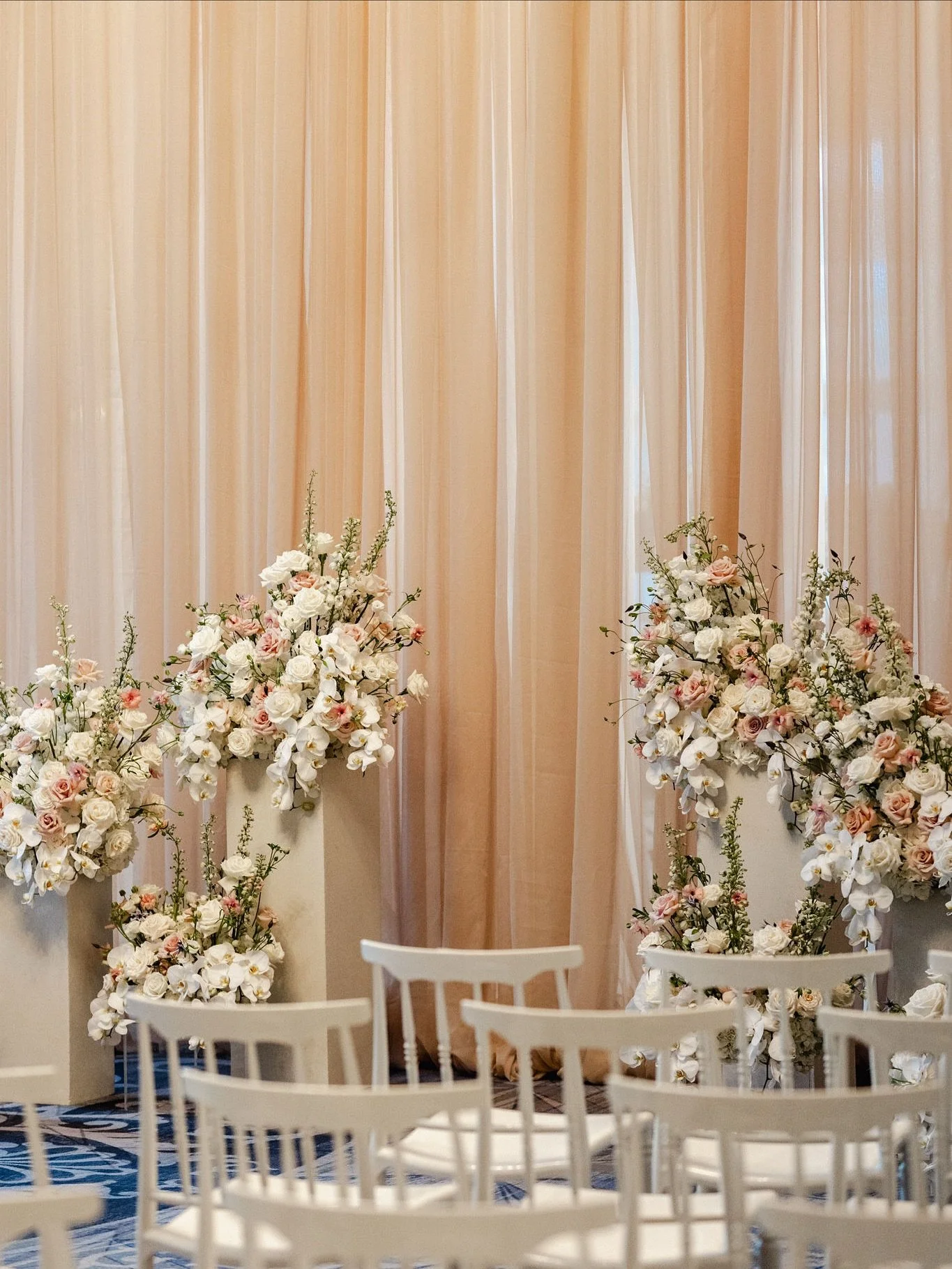 meet me in the crystal ballroom, where the walls whisper memories, the chandeliers glow softly, and the wine glasses clink to forever 🥂

@kimiaryaevents @omnikingedward @purpletreephotography @michaelcoombsdj @hennaflorist @lilyhobeauty @element_eve