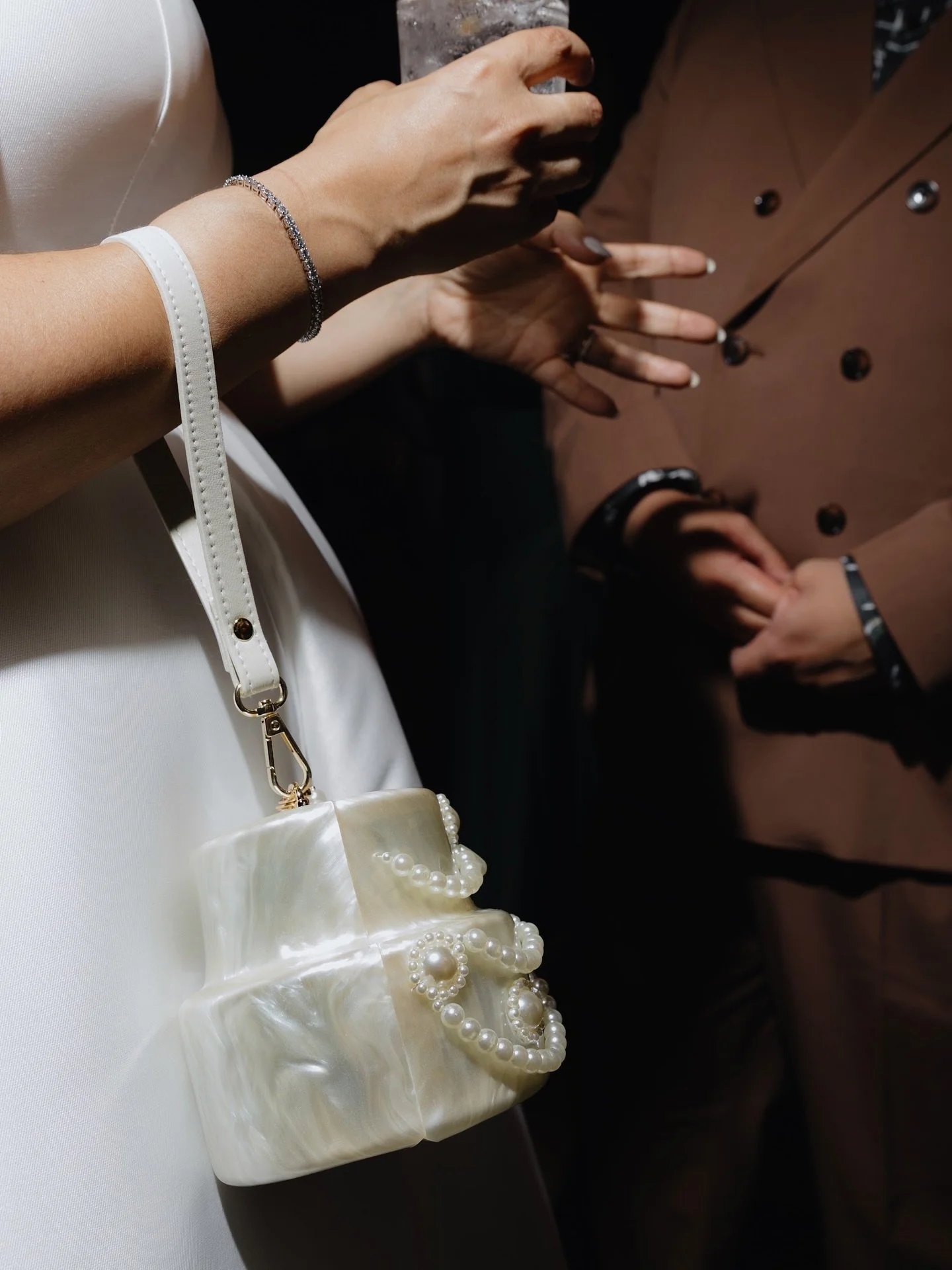 for the bride who wants her cake&hellip; and to carry it too 🍰

@kimiaryaevents @daria.korenevska 

#BridalAccessories #WeddingFashion #BridalStyle #WeddingDayPurse #WeddingCakePurse