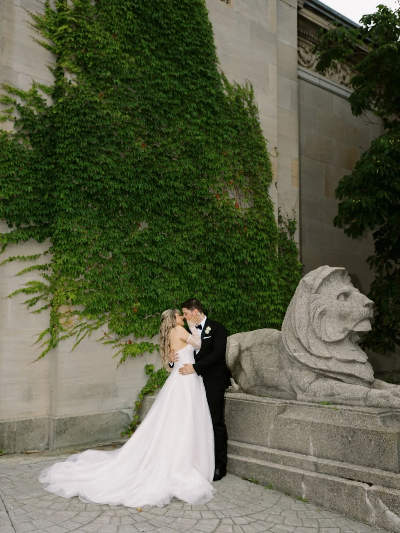 sneaking in a quiet moment before the party officially starts 🎉

@kimiaryaevents @laceandluce