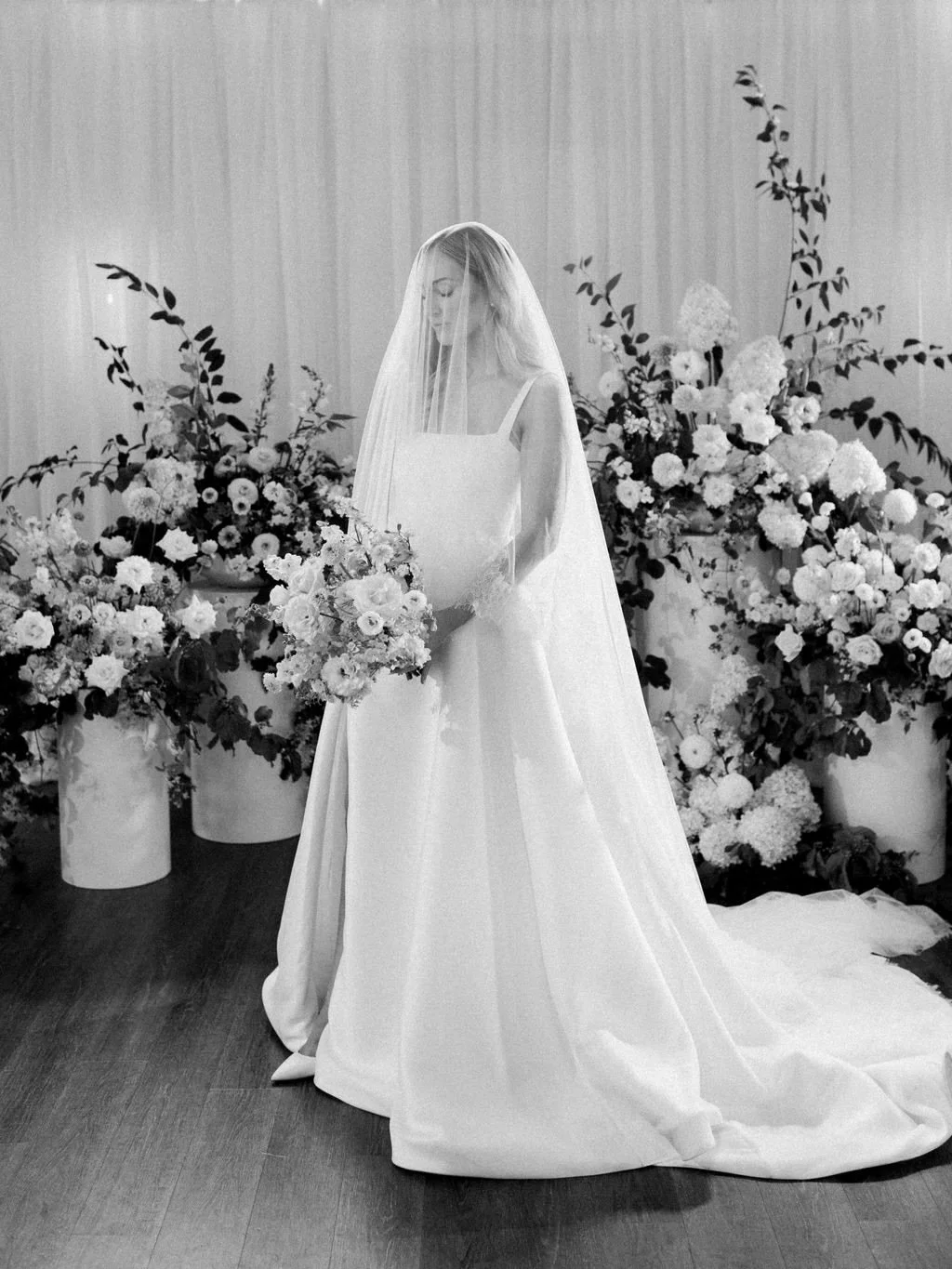 bridal portraits straight out of heaven 💭

@kimiaryaevents @laceandluce @jessicawolfertmakeup @manebyanna 

#BridalPortraits #HeavenlyBride #BridalInspo