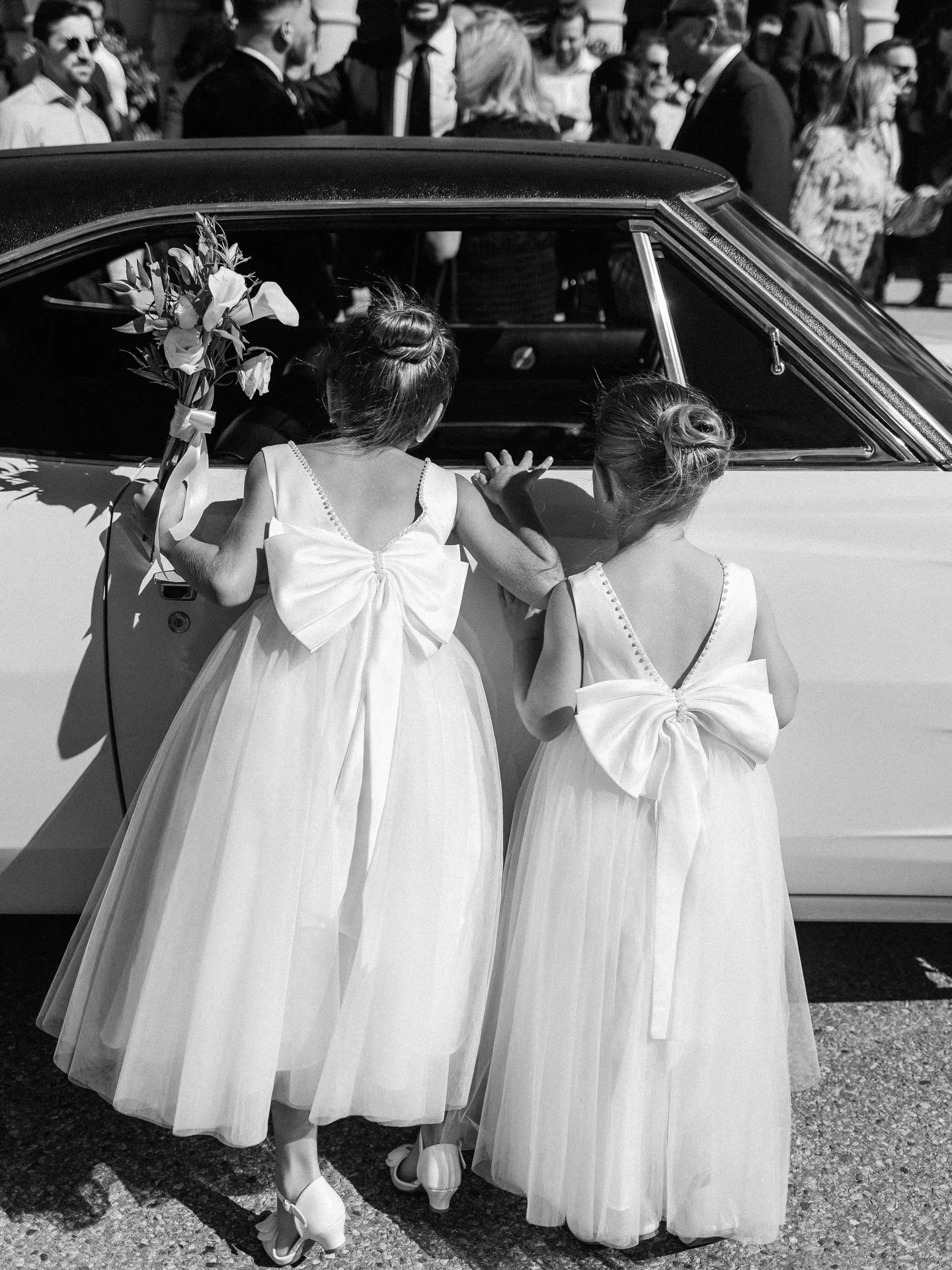 big bows and big responsibilities! the official send-off committee took their jobs v seriously 🧐

@kimiaryaevents @515photoco 

#FlowerGirls #WeddingGetaway #FlowerGirlDresses #WeddingDayMagic #KimiAryaEvents