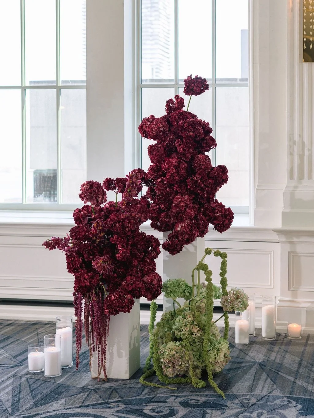 just a few weeks before the wedding, @delightfloraldesign and i reimagined the ceremony florals - leaning into something more sculptural and layered, but still minimal. 

we brought the new concept to our clients on a whim, and to our excitement, the