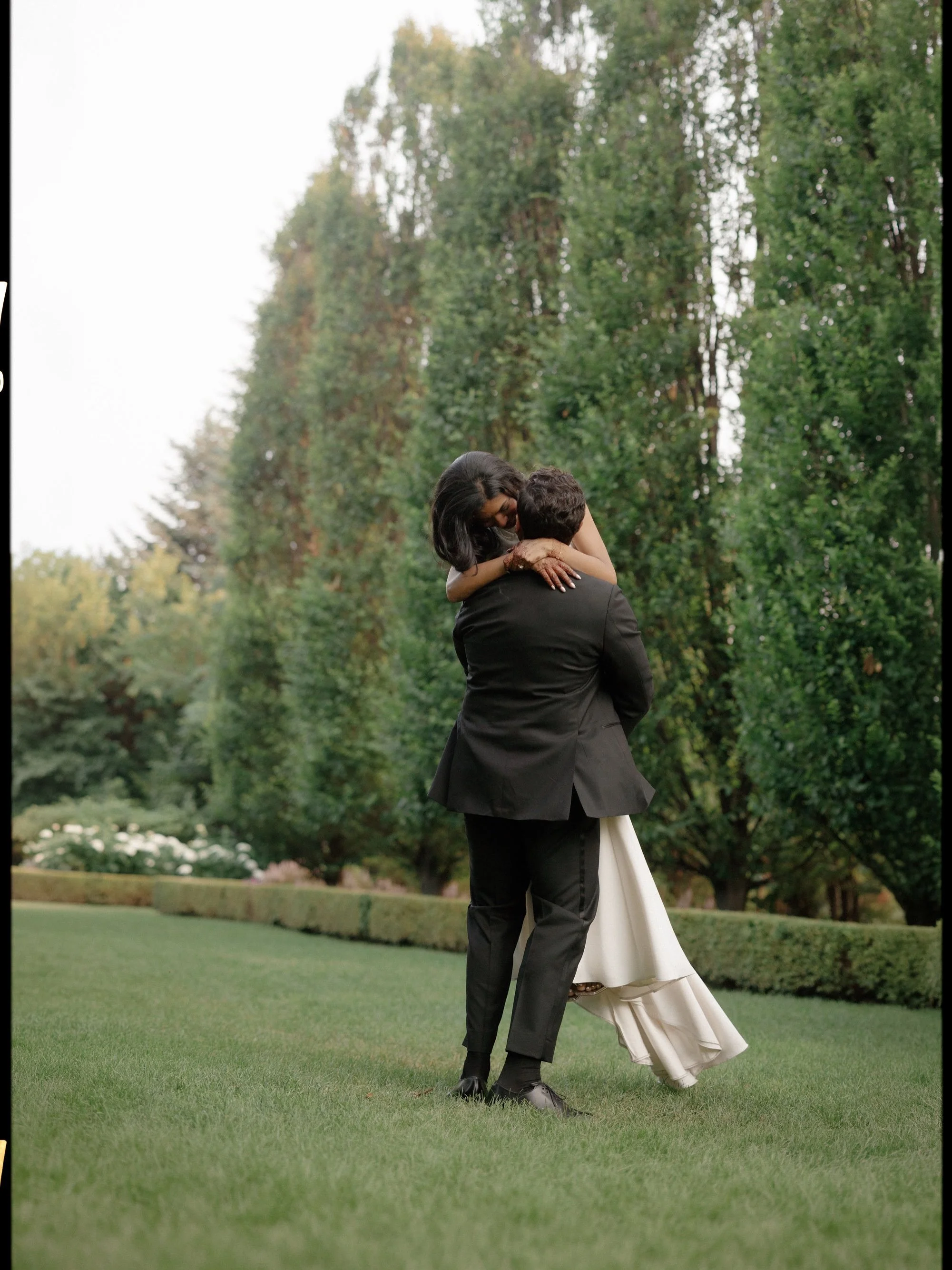 when the sneaks land in my inbox 💌

@kimiaryaevents @tylerdeanjohnston @graydonhallmanor @thedulcedwelling @celinabmua 

#TorontoWeddingPlanner #GoldenHourMagic #WeddingDayPortraits