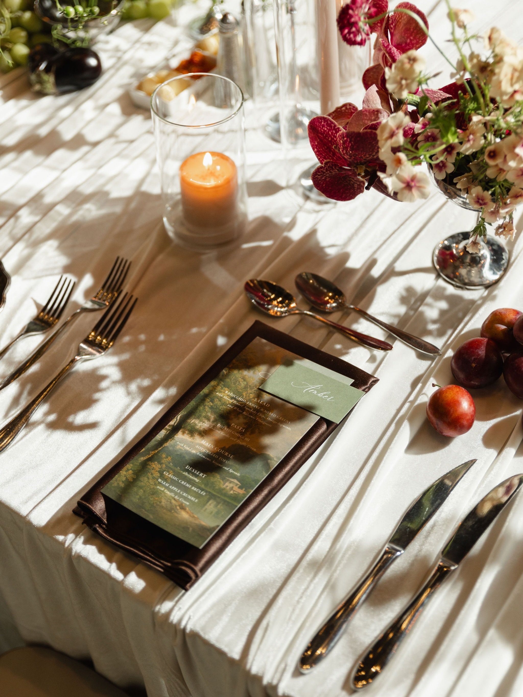 well&hellip; clearly A + T&rsquo;s wedding has a fan club 👀

the sneak peeks have landed, and i couldn&rsquo;t resist sharing more details. rich textures, old-world prints, mixed metals, and elements of sculptural produce. basically, a little someth