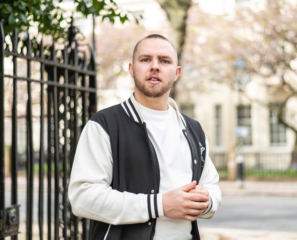 Took these with Craig a couple years back now with his work.... @hd_hairlines  in Liverpool.
Shoots like this ❤️ 
great location, great company, lots of energy... only gets great shots 📸📸📸 

#hdhairline #men #hair #liverpool #haircare #photoshoot 