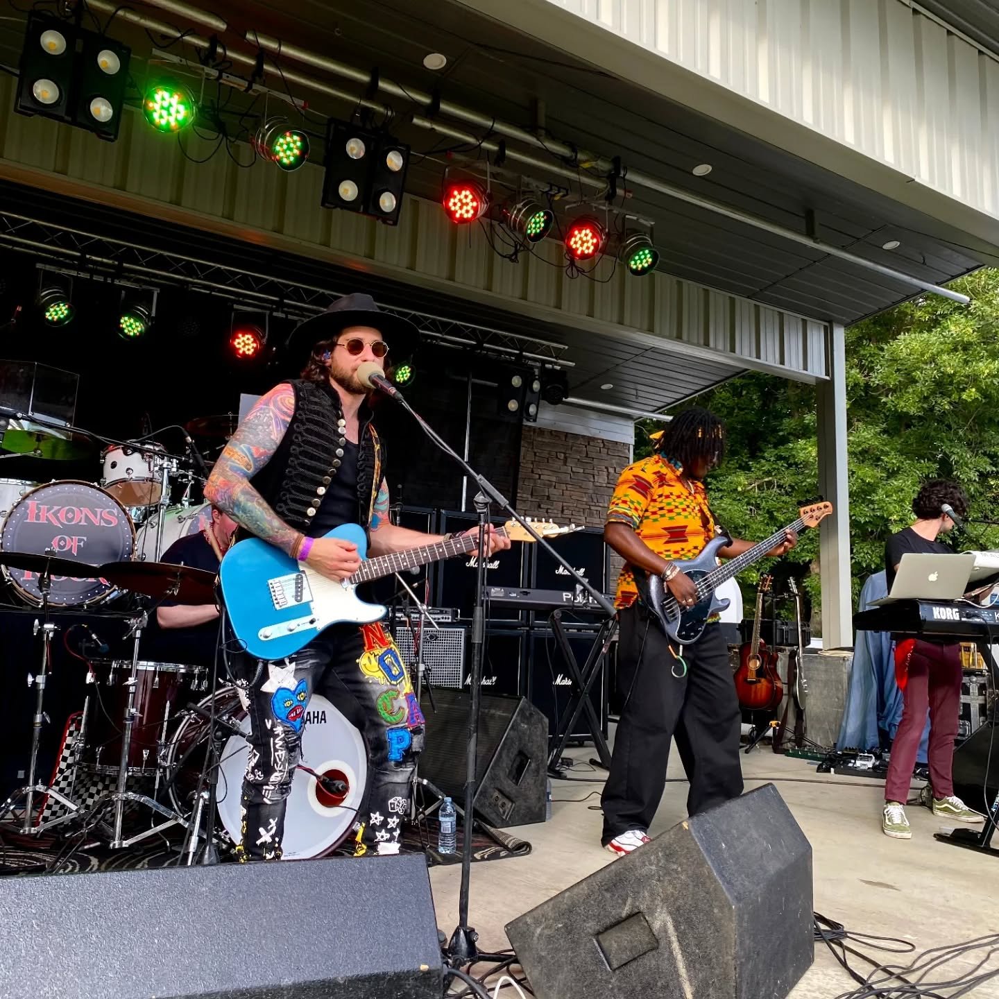 Thanks for hanging out with us Oxbow SK! I'd never been to a Jamboree, but I can confirm you guys donut right! ❤️🙏🏽🚀

📷 @tyleenhaywood

#Americana #Rock #pop #Winnipeg #Localartists #Winnipeg #Manitoba #Brassband #TylerDelPino#Brasstronautz #Live
