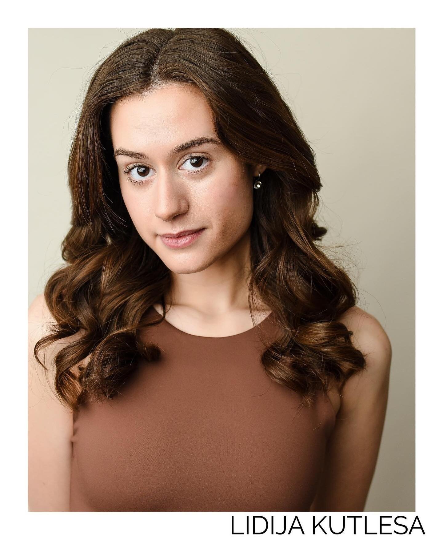 A true beauty inside and out! This stellar vocalist &amp; teacher is a recent graduate of Illinois Wesleyan and also happens to be our daughter's voice teacher at Sing with Emily 💕 

Today's headshot session was the perfect way to help her continue 