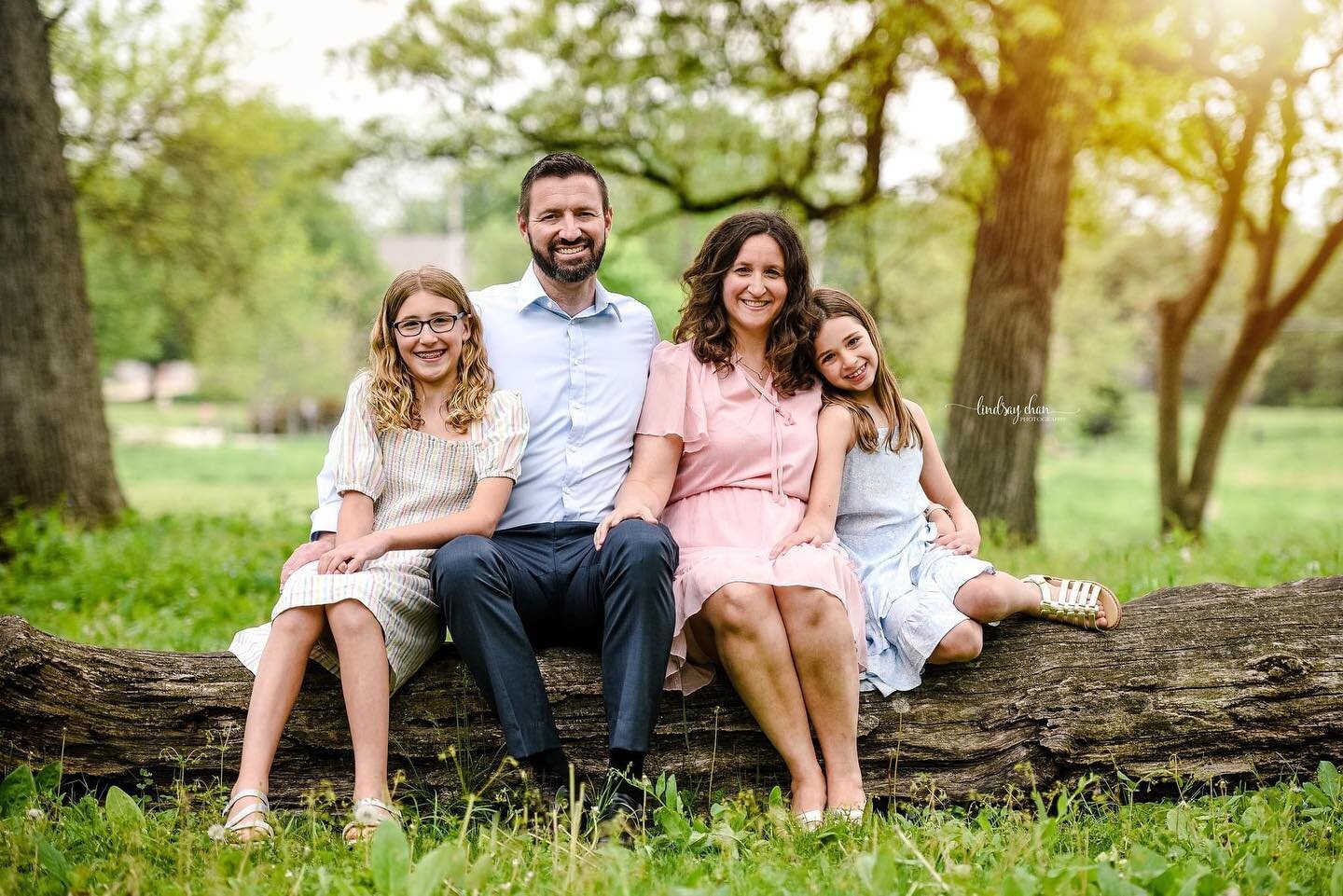 Mother's Day weekend was PERFECT for a handful of Spring Mini Sessions. The weather held off and Mother Nature showed off a bit for this gorgeous family 🌸