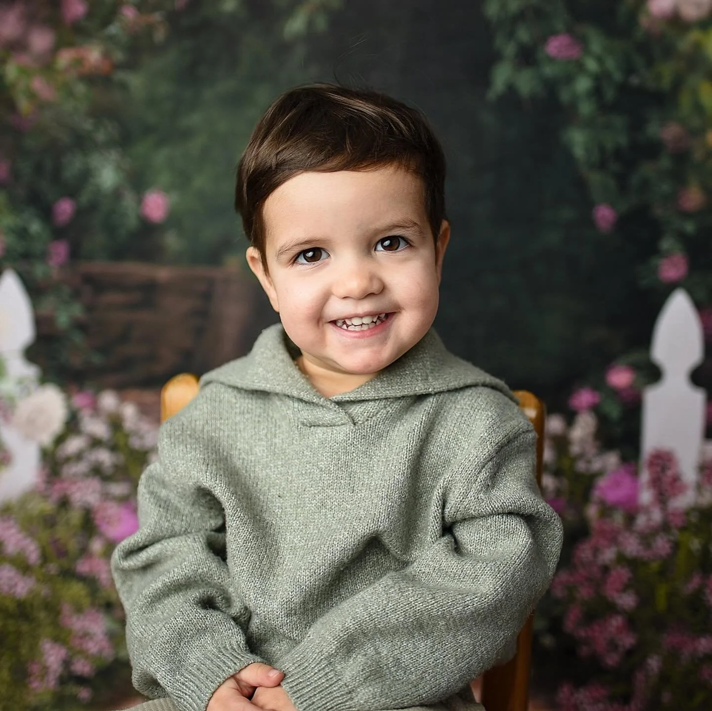 It may still be frozen outside but we&rsquo;re gearing up for spring preschool season and the new test shots with these cutie little models are IN!! Rocking a new stone floor this season as well, more sneak peeks coming soon 🌸🌱

@courtneycelani you