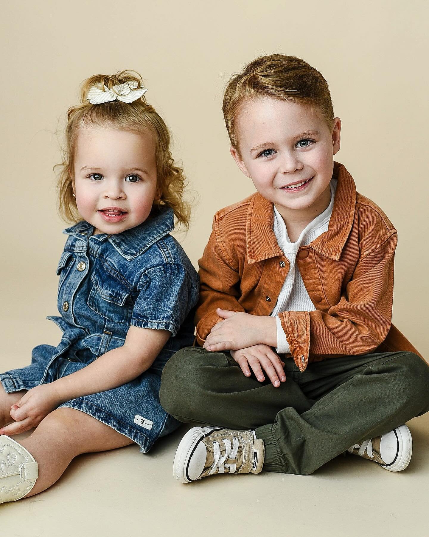 ARE YOU KIDDING @lil_leo_and_lyla 😍😍😍 

No words for how stinking cute and sweet these two tiny humans were at my studio today. And their momma is something special too! Thank you @gizshark for sharing your fam bam with me. 

Rep: @lilystalent 
📸