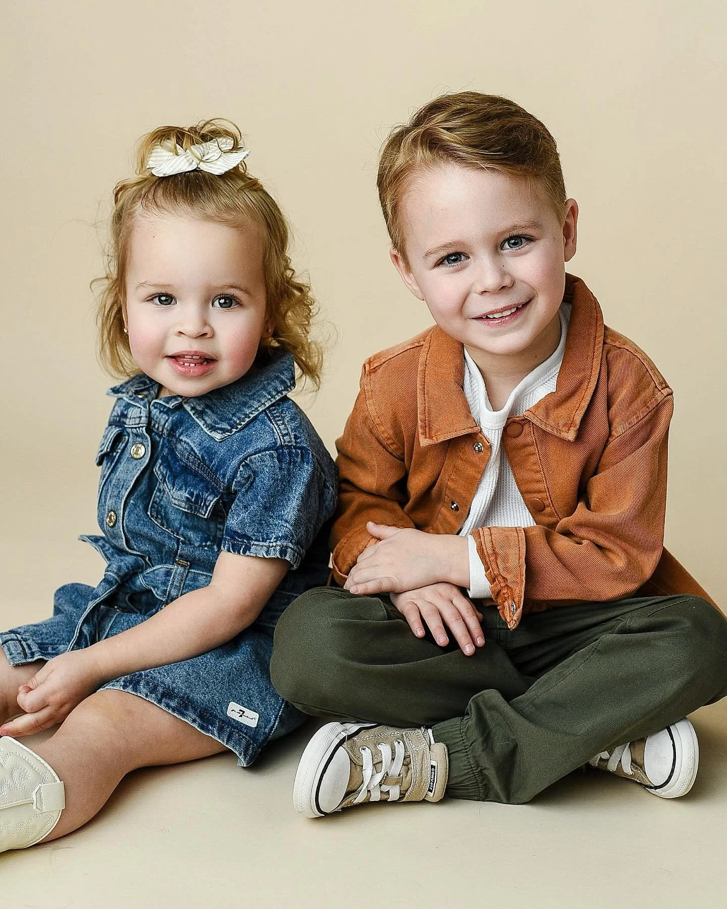 ARE YOU KIDDING @lil_leo_and_lyla 😍😍😍 

No words for how stinking cute and sweet these two tiny humans were at my studio today. And their momma is something special too! Thank you @gizshark for sharing your fam bam with me. 

Rep: @lilystalent 
📸