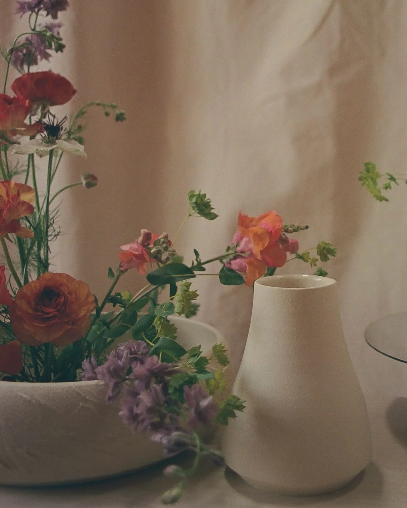 Close up of a Textured Parathesis and a mini vase. Still loving the warm colors from @anjiisan's photos. 

My hand is still healing from the surgery. I tried throwing the other day but who knew that you now have baby skin in that area and grog feels 