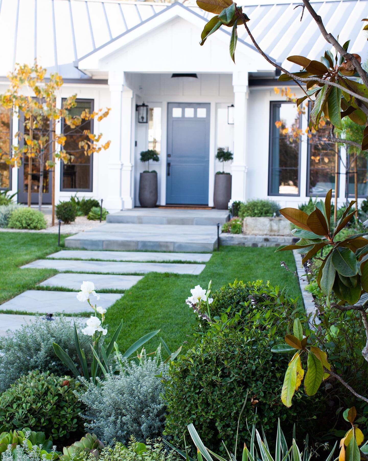 Walking into the New Year with hope and a plan to bring dreams and ideas into reality!
Cheers to 2022&hellip;.. let&rsquo;s do this!
.
.
.
.
Builder @atpbuilders 
Photo @mariebuckphotography

#exteriorsofinstagram #exteriorstyle #traditionalhome #ext