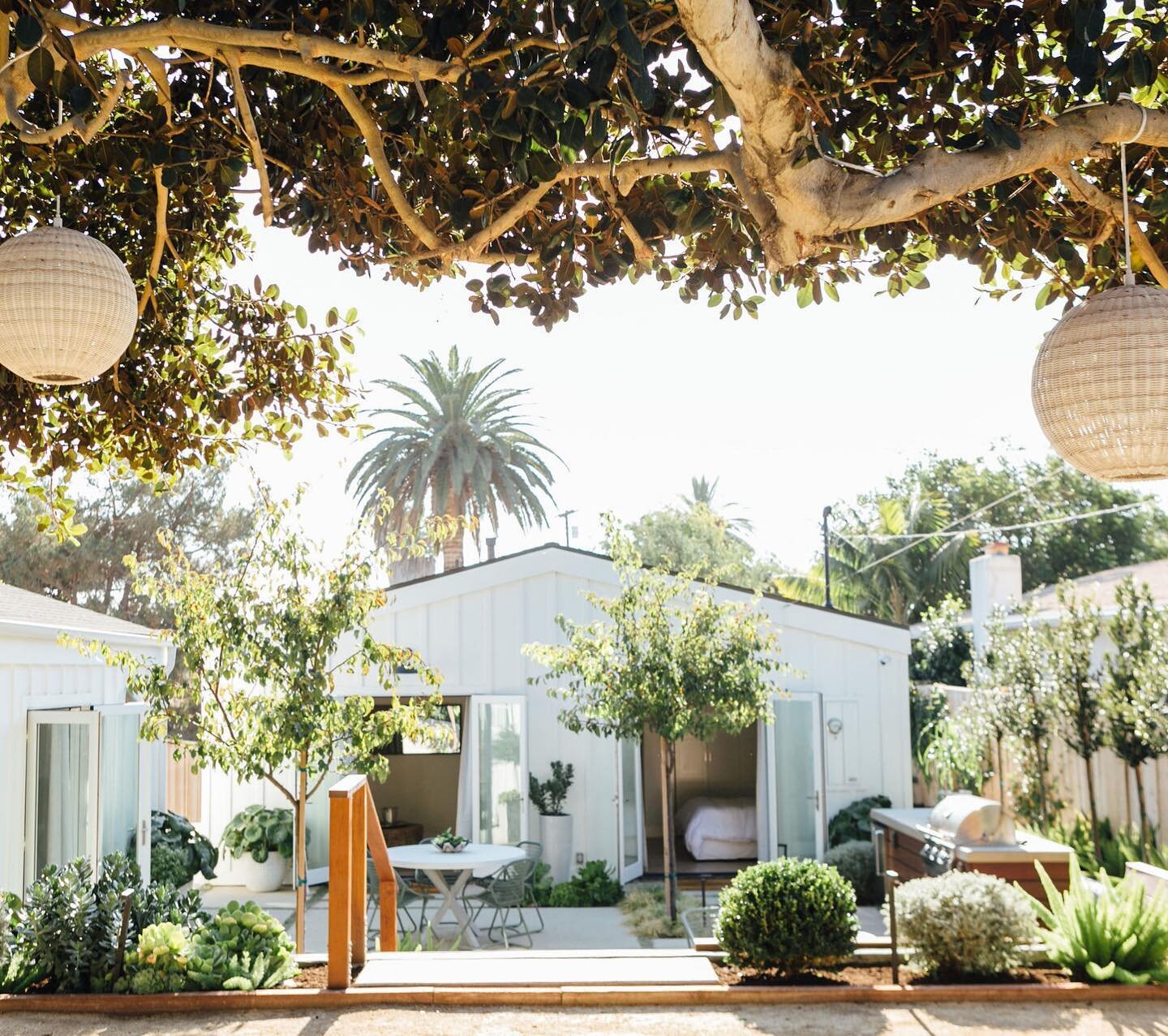 Living in nature, with open doors and open hearts! 

&ldquo;Gratitude is the open door to abundance&rdquo; -Harbhajan Singh Yogi

Lens @mariebuckphotography 

#liveoutdoors #livewithnature #californiagarden #beachbungalow #socalgarden #gardendesign #