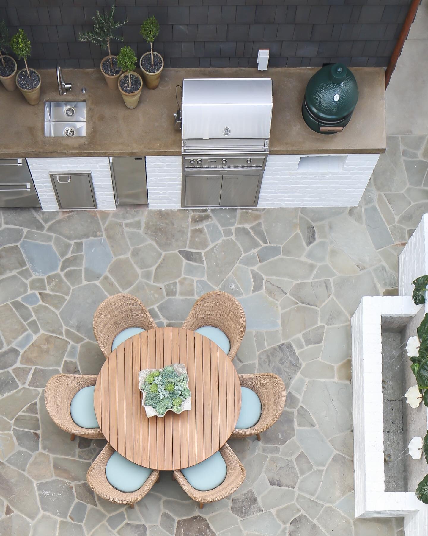 Cozy California Courtyard
.
.
.
.
 
Architect @cynthiachildsarchitect 
Interiors @kellynuttdesign 
Exterior design @mollywoodgarden 
Photo @ryangarvin 
Builder @legacycdm 
Landscape install @mataconstruction