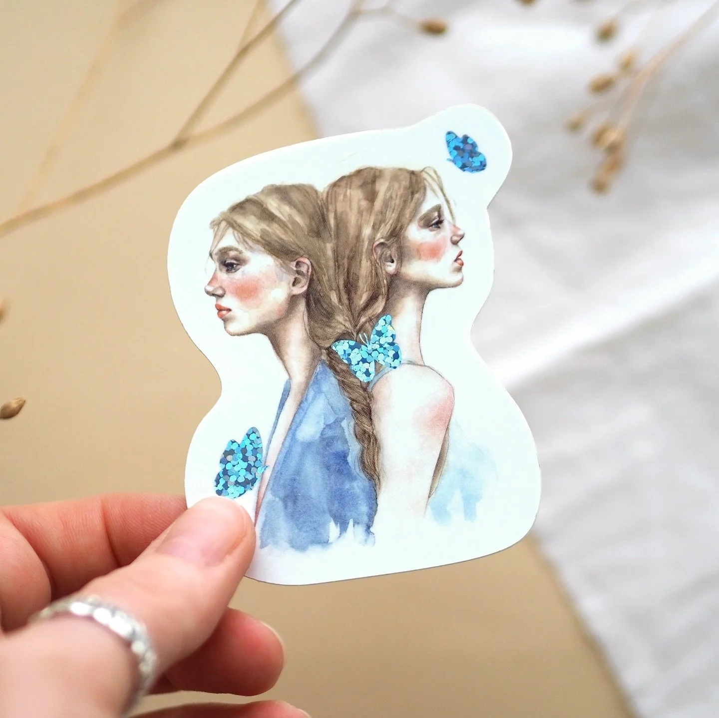 SURPRISEEE! Ein neuer Sticker hat sich gerade in meinem Shop eingefunden. Und ich finde, er ist so toll geworden. Ich liebe die glitzernden Schmetterlinge. 🦋 
Vor ein paar Tagen habe ich ein Unboxing-Reel dazu gepostet, da könnt ihr auch nochm