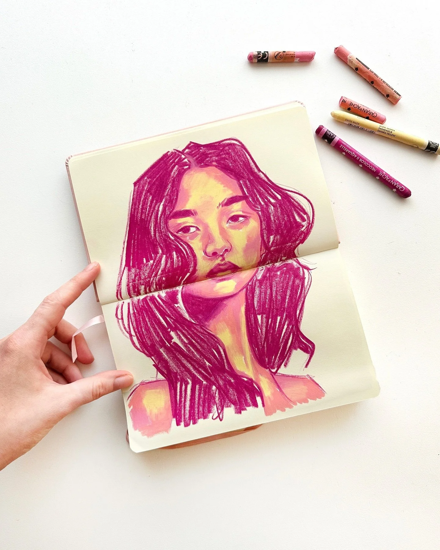 Eine weitere Lieblingsseite in meinem Sketchbook.❣️
Ich habe aktuell sooo viel Spaß mit Wachspastellen. Ich bin noch dabei herauszufinden, wie sie am besten für mich funktionieren aber das hier ist schonmal ganz toll geworden. 🥰