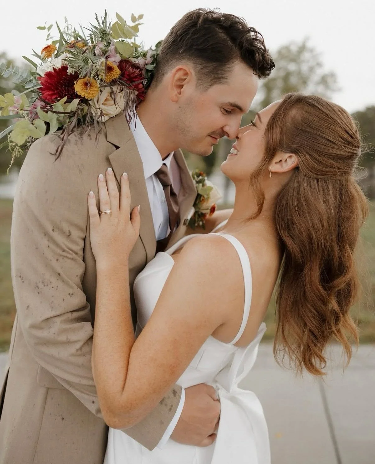 Just wanted a reason to show off Lydia&rsquo;s wedding photos &amp; show off one of my favorite half up-half downs thus far 🤍 

Revert back to the reel I posted to see more details of how we styled this half up/half down!!

Photographer @jacyoverstr