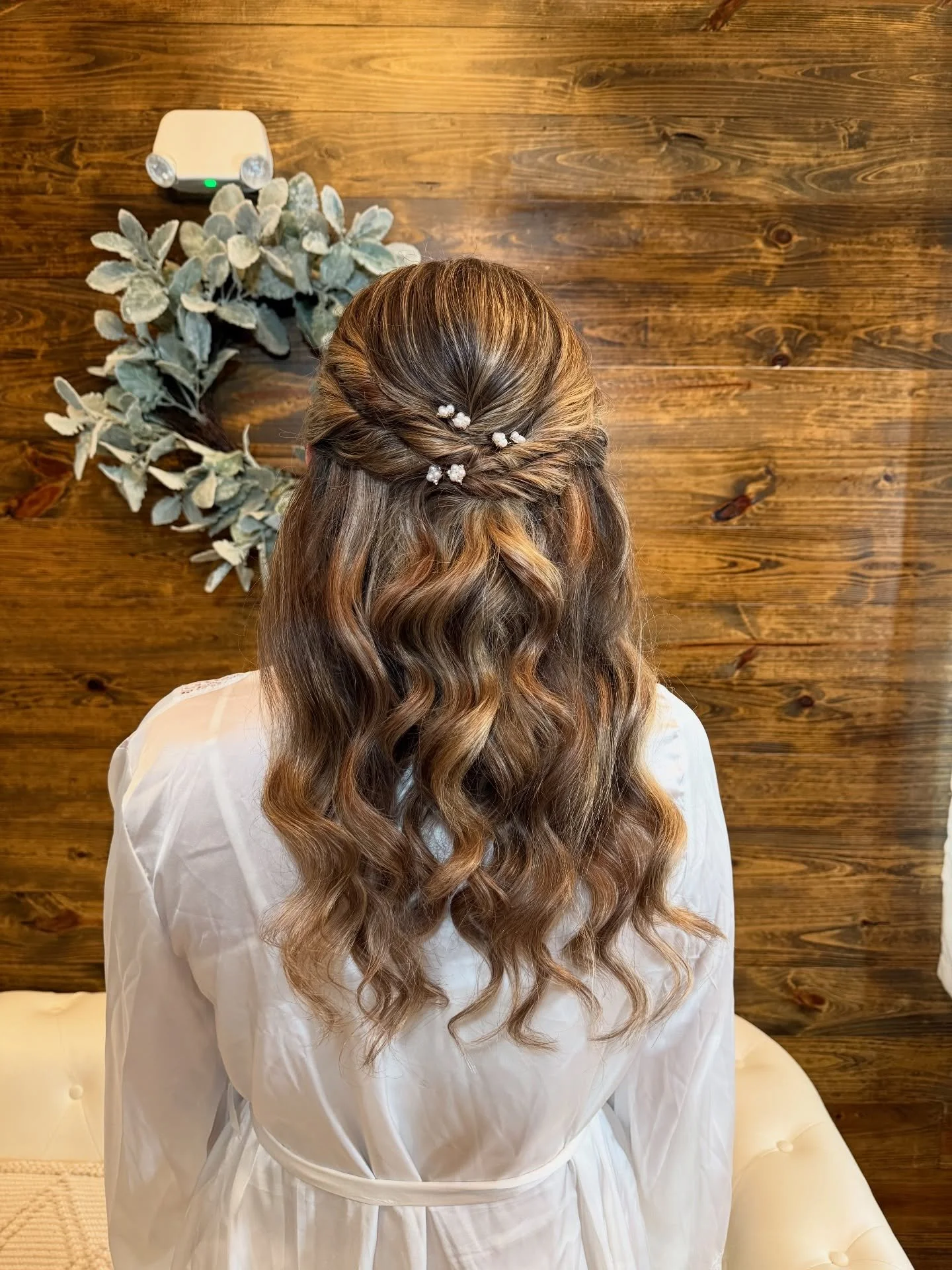 Half up-half down..timeless, elegant, classic 💕
.
.
.
St. Louis bridal hair and makeup artist. Bridal hair. St. Louis bride. Wedding hair inspo. Bridal hair half up half down. STL wedding. #stlwedding #stlbridalhairstylist #bridalhair #halfuphalfdow