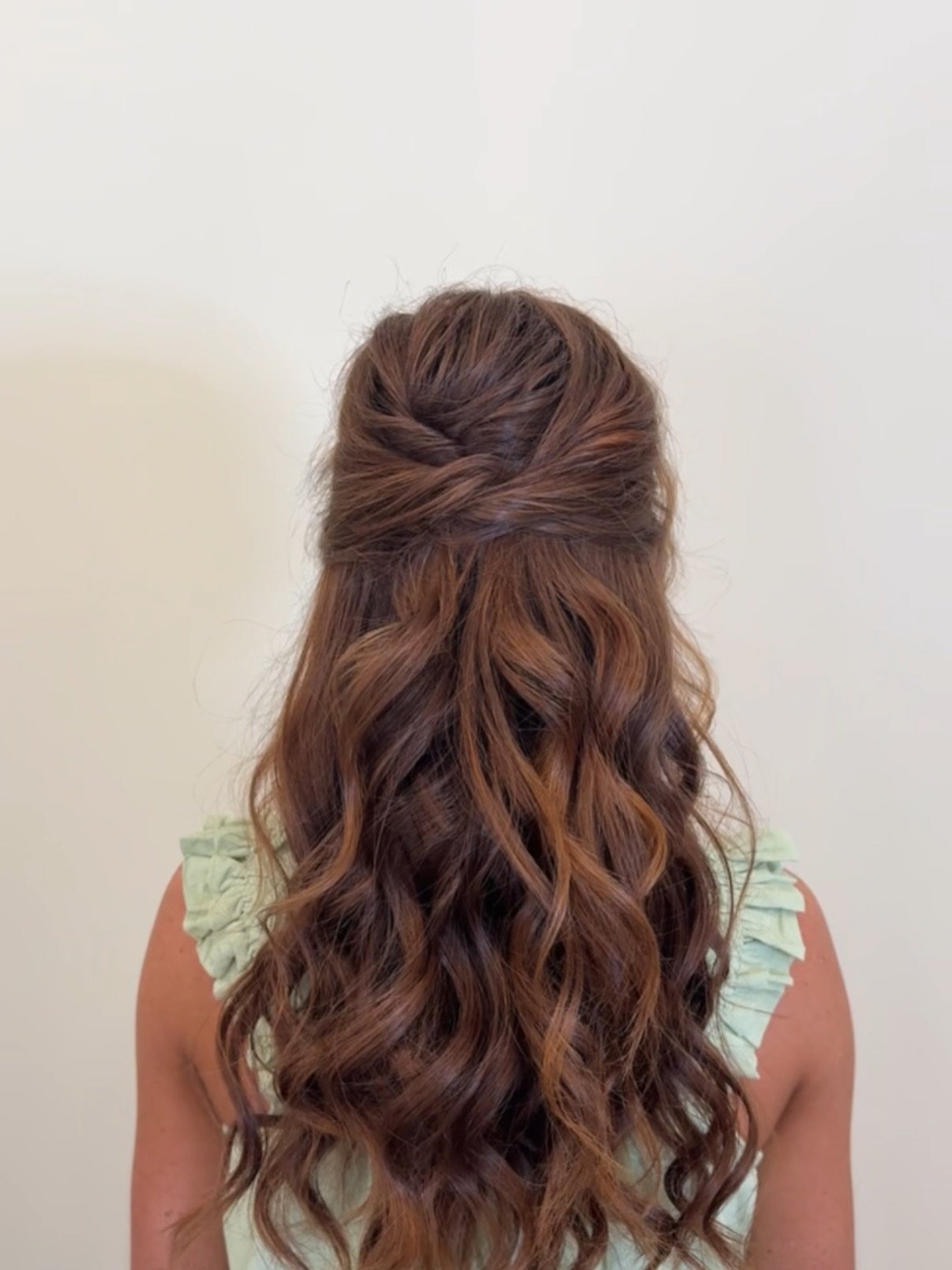 Something about this half up hairstyle that just felt different 🫶🏼 
.
.
.
stlbridesmaid bridesmaishair halfuphalfdownhairstyle weddinghair redheadhair