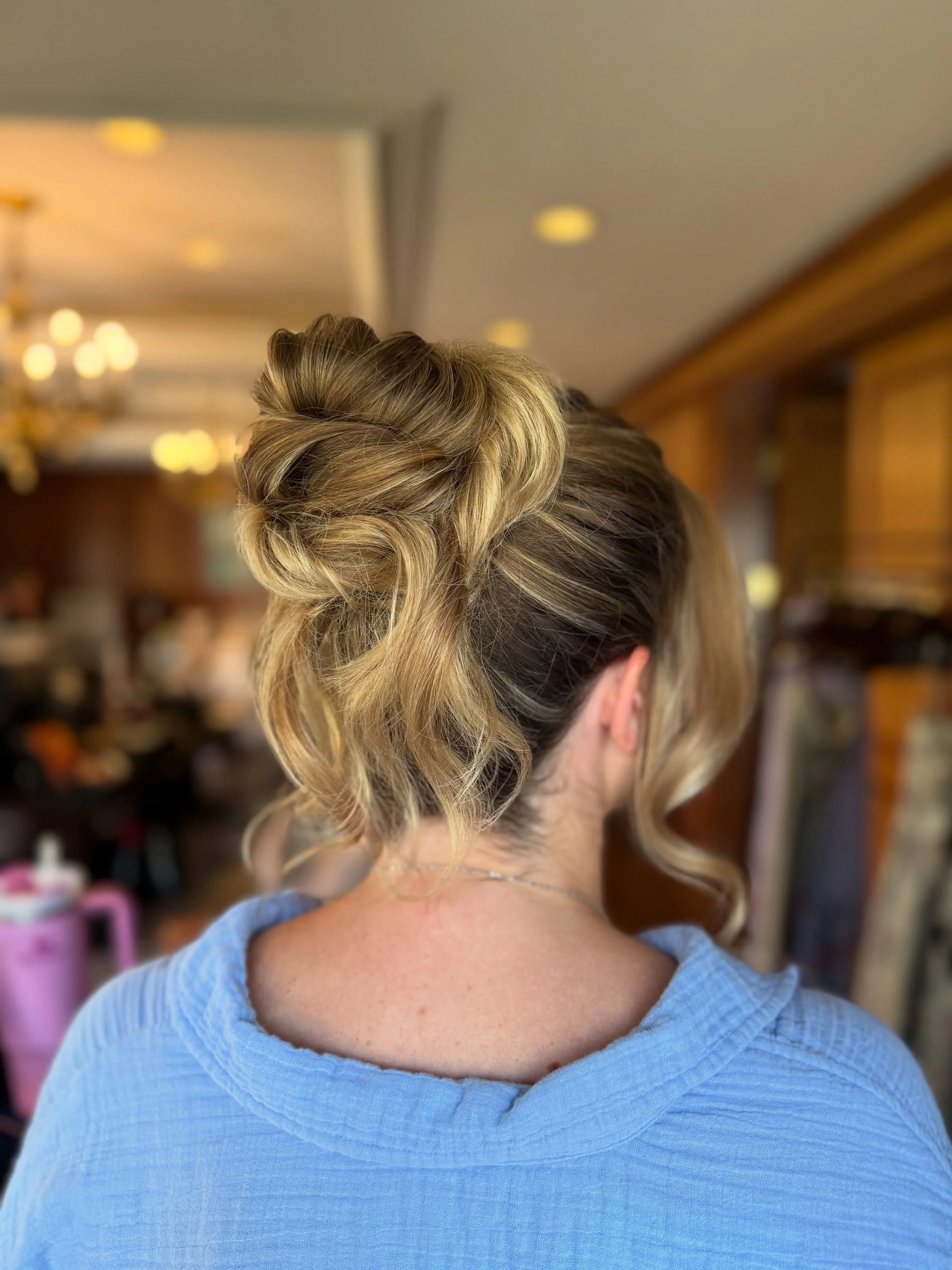 Give me all the high buns 👏🏻👏🏻 they&rsquo;re my jam &amp; I love how creative we can be with them! 
.
.
.
#highupdo #highbun #bridesmaidhair #stlwedding #bridalhairstylist